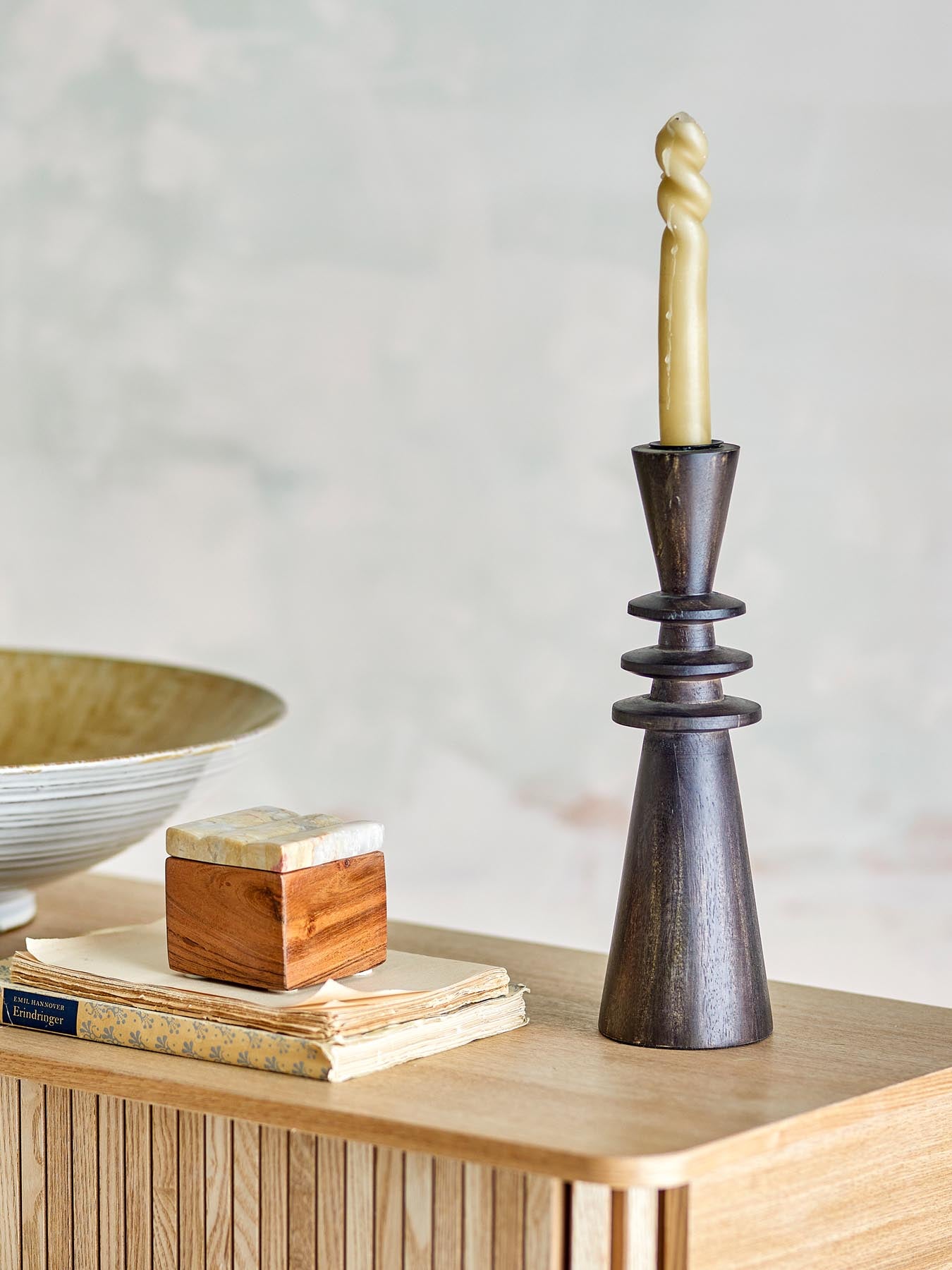 Verleihen Sie Ihrem Zuhause mit dem Armel Kerzenhalter von Bloomingville aus schwarzem Mangoholz einen Hauch von Eleganz und Stil.