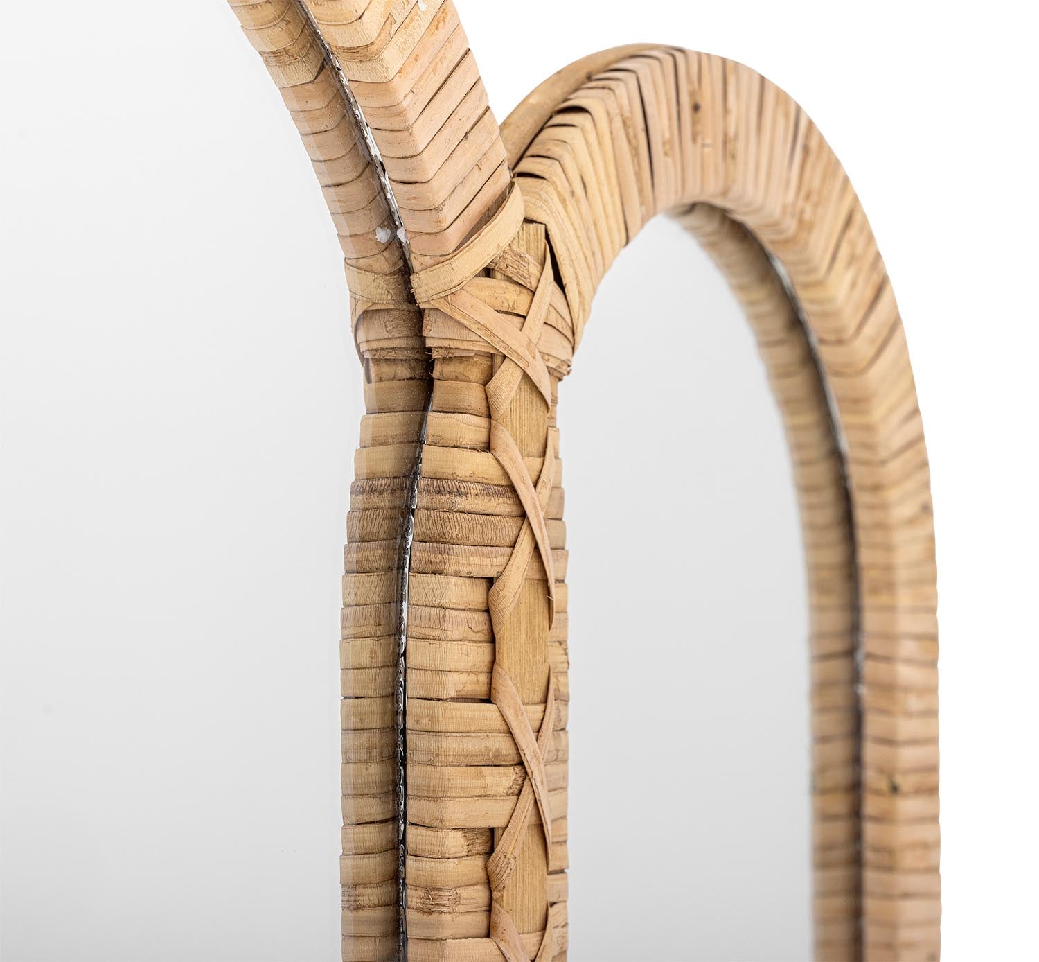 Verleihen Sie Ihrem Zuhause mit dem Cardiz Wand-Spiegel aus Rattan von Creative Collection einen Hauch von natürlicher Eleganz und Stil.