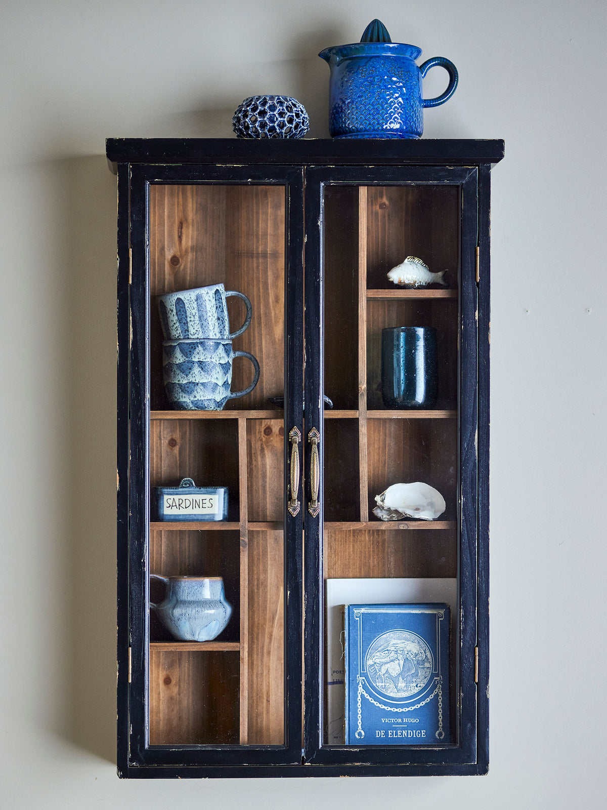Hazem Kabinett, Schwarz, Tannenholz in Black präsentiert im Onlineshop von KAQTU Design AG. Cabinet ist von Creative Collection