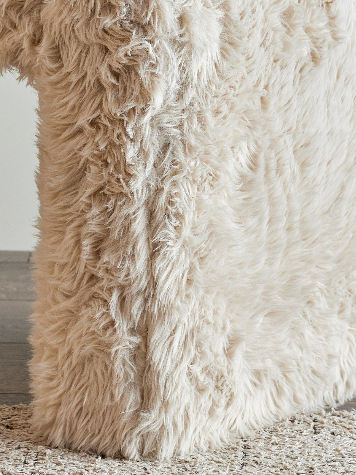 Hocker Bobbie von Bloomingville mit hellem Bouclé-Bezug aus Polyester auf Beinen