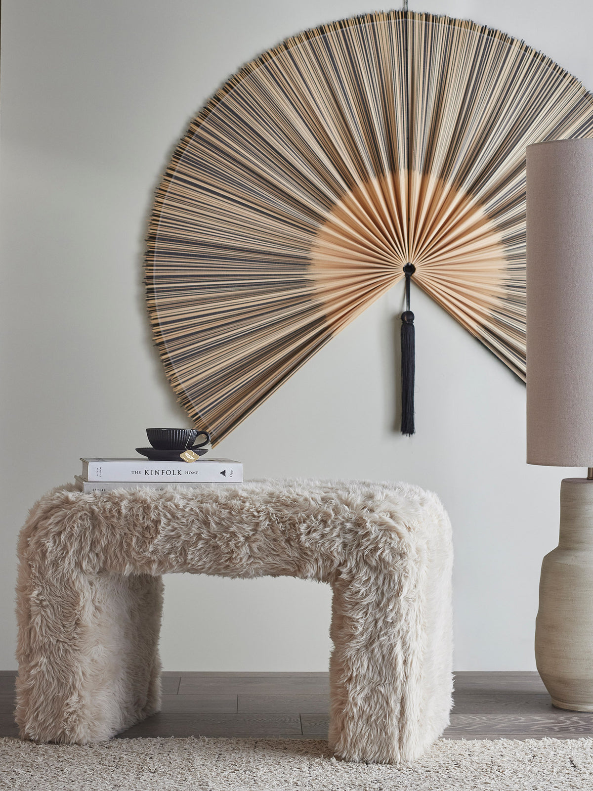 Hocker Bobbie von Bloomingville mit hellem Bouclé-Bezug aus Polyester auf Beinen