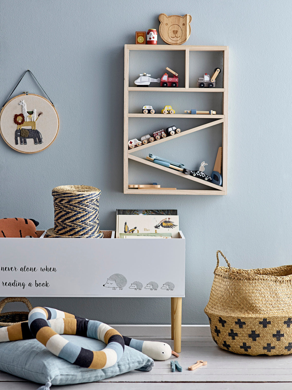 Salam Bücherständer, Weiss, FSC®100%, MDF in White präsentiert im Onlineshop von KAQTU Design AG. Bücherregal ist von Bloomingville Mini