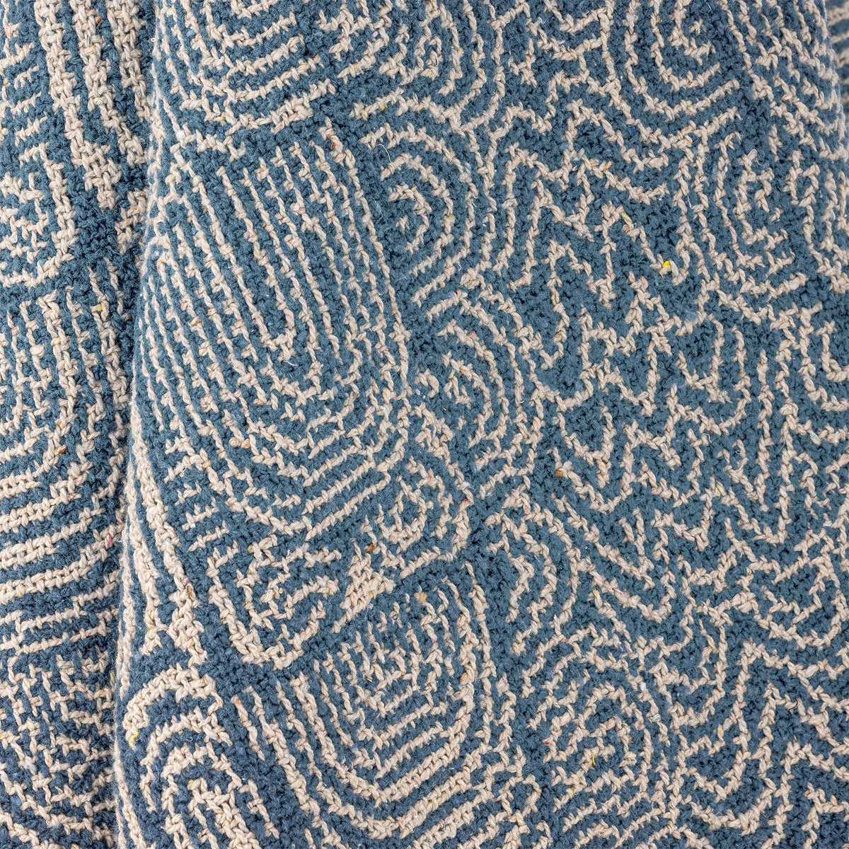 Wolldecke Bresso von Bloomingville in Blau-Weiss, geflochtene Oberfläche aus Mischfasern mit Fransen entlang der Kanten, 160x130cm