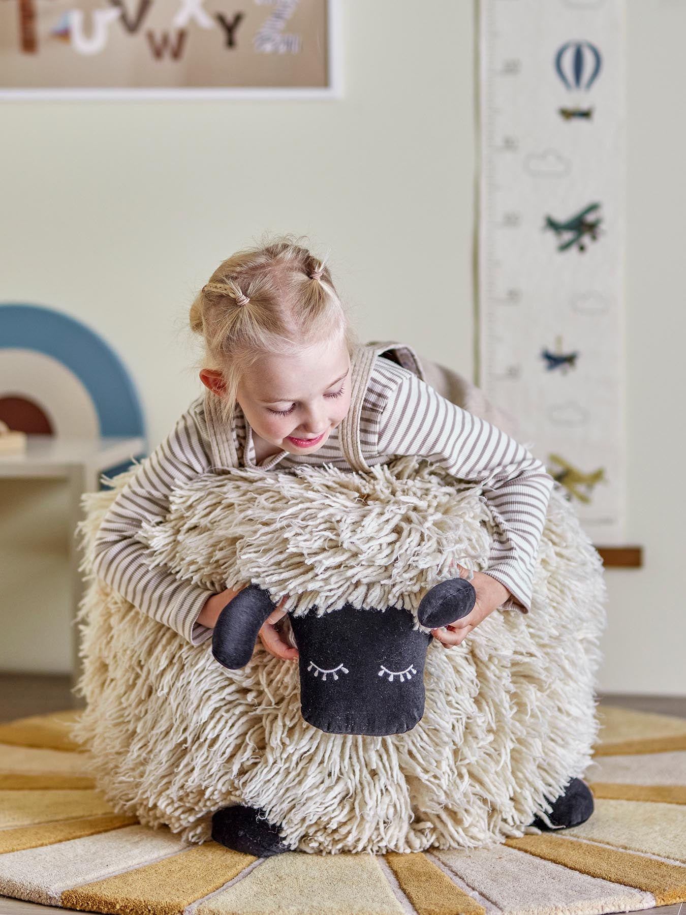 Entdecken Sie den charmanten Dolly Pouf in Weiß von Bloomingville MINI – ein verspieltes Möbelstück aus weicher Wolle, ideal für jedes Zuhause.