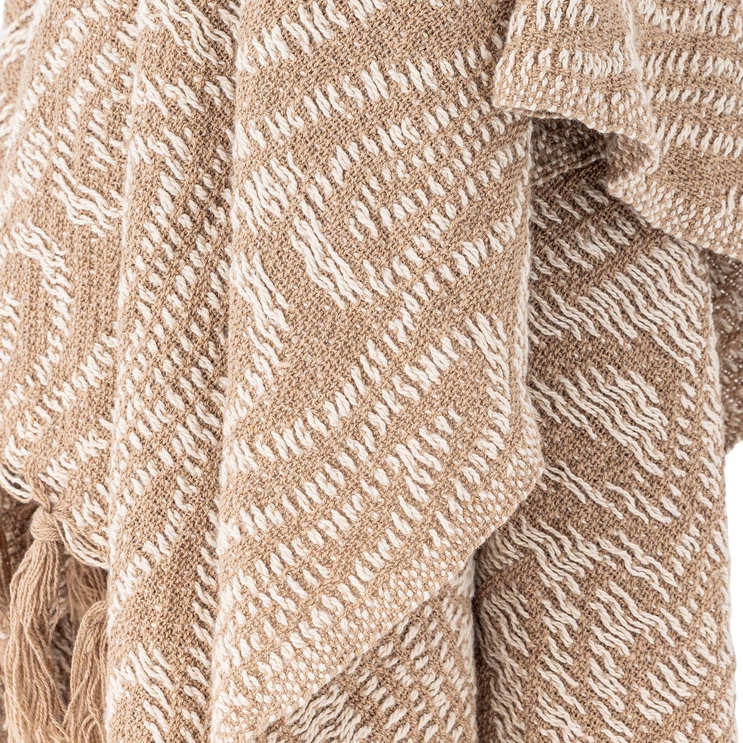 Die Okapi Decke von Bloomingville vereint nachhaltige Materialien und modernes Design. Ihr warmes Braun und das organische Muster schaffen eine einladende Atmosphäre.