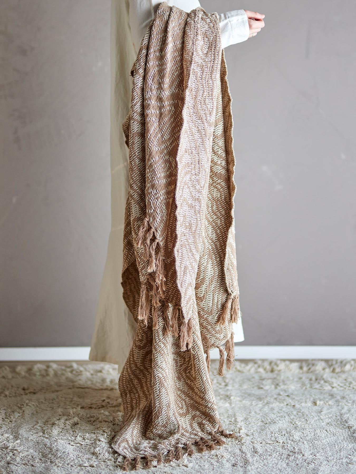 Die Okapi Decke von Bloomingville vereint nachhaltige Materialien und modernes Design. Perfekt für einladende Wohnräume in warmen Erdtönen.