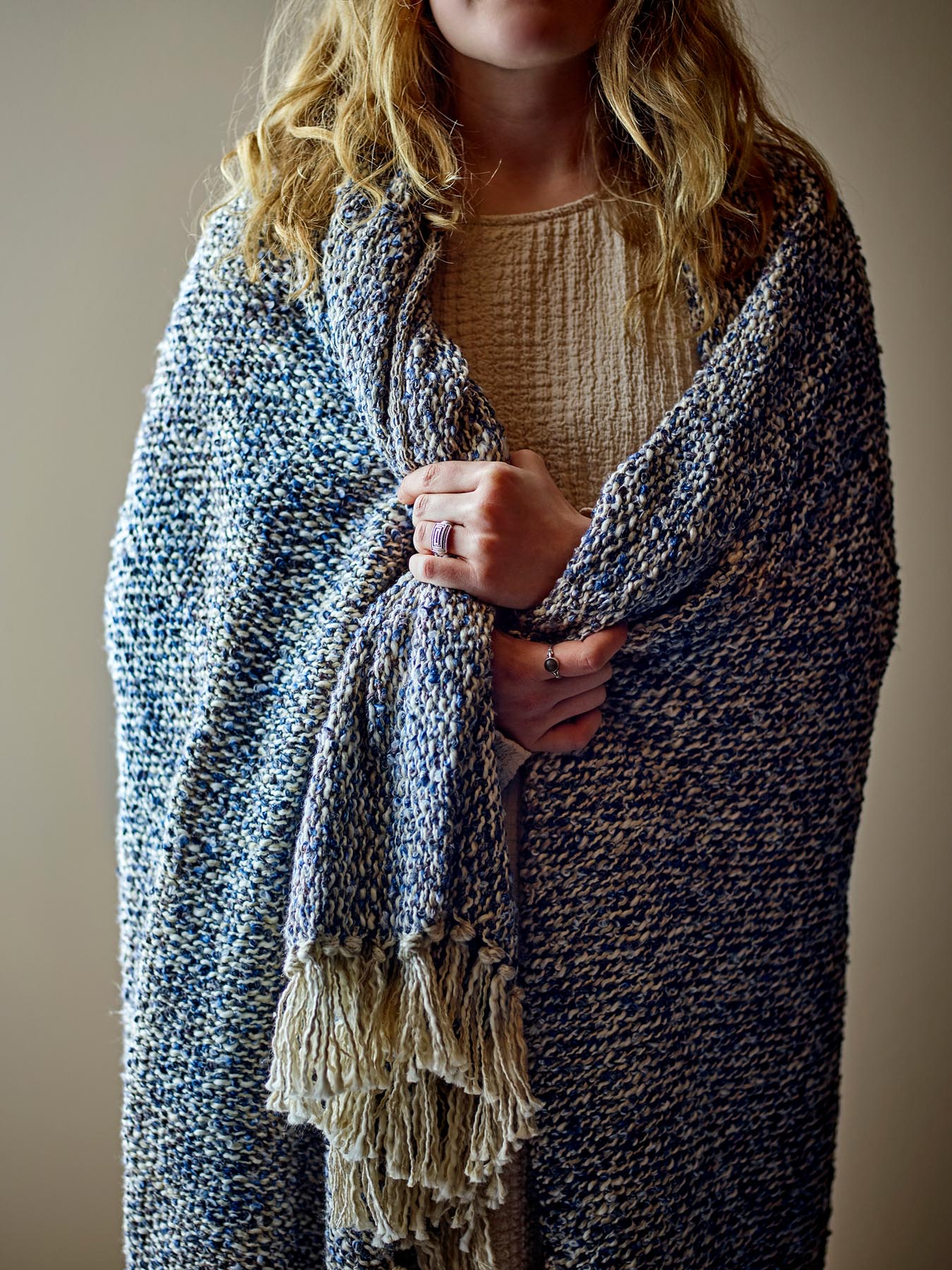 Entdecken Sie die stilvolle Ocean Decke in Blau von Creative Collection. Aus recycelter Baumwolle gefertigt, vereint sie Nachhaltigkeit und Eleganz.