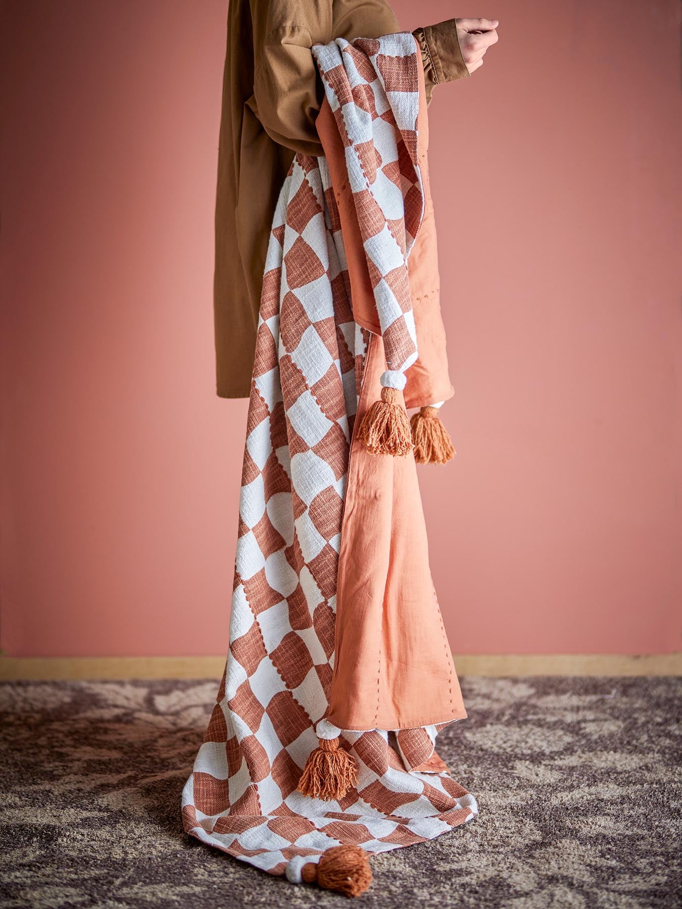 Die Chola Decke in Braun von Creative Collection bietet zeitlosen Stil und Komfort. Hergestellt aus OEKO-TEX®-zertifizierter, recycelter Baumwolle, ist sie umweltfreundlich und vielseitig einsetzbar.