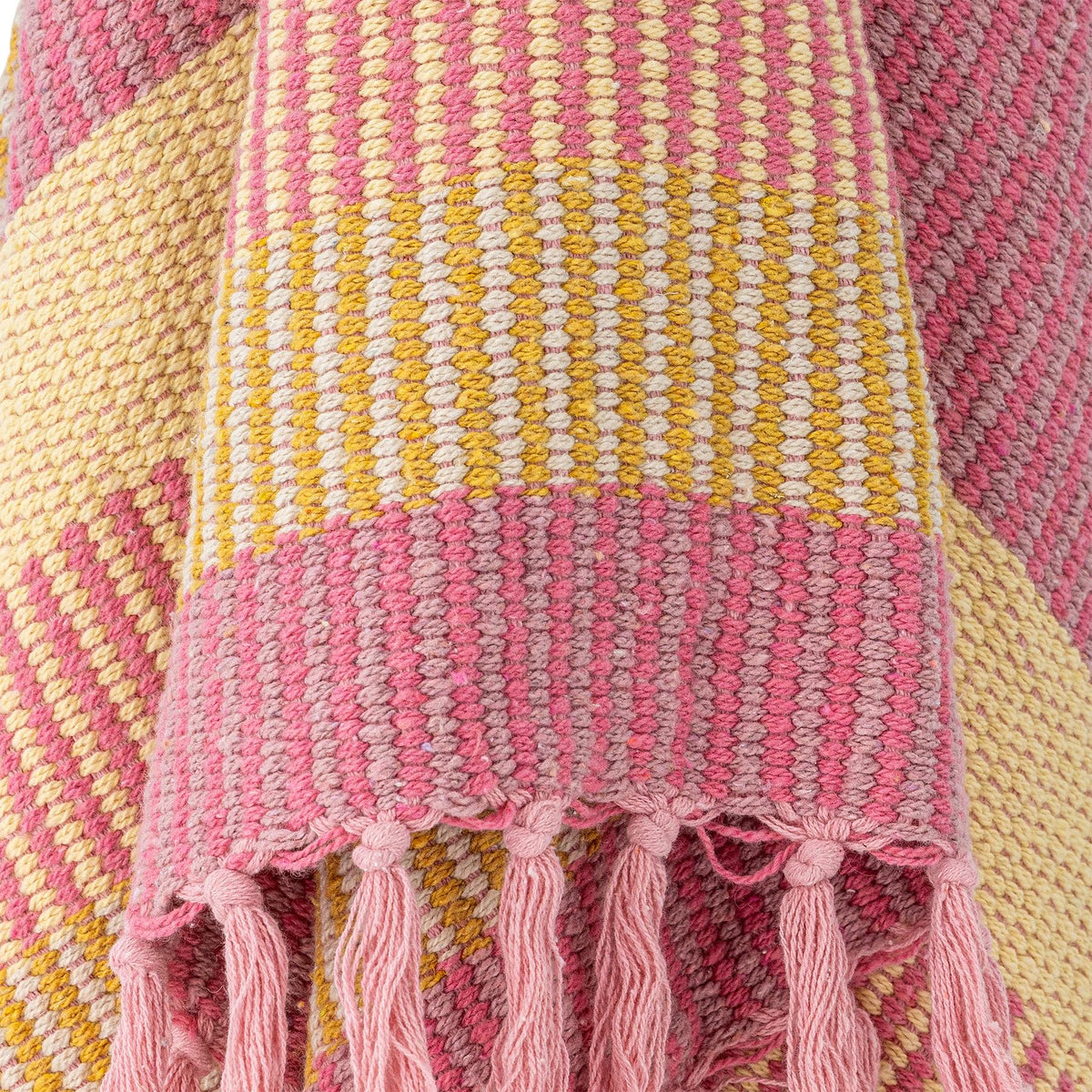 Bunte Wolldecke Isnel von Creative Collection aus Mischfasern, geflochtene Oberfläche, garngefärbtes Muster im Boho Chic Stil, 160x130 cm.