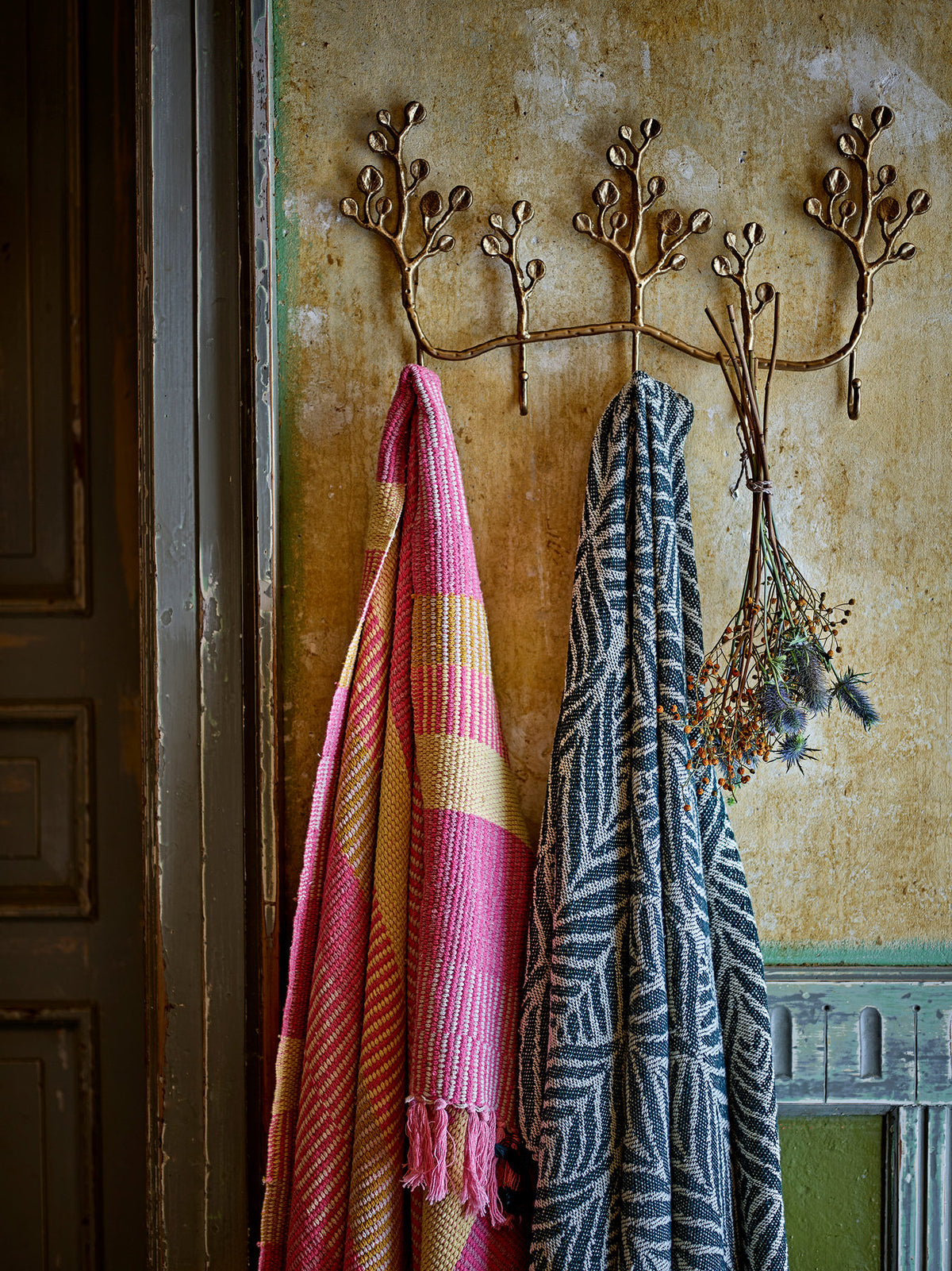 Grüne Wolldecke Ugento von Creative Collection mit grafischem Blattmuster, geflochtener Oberfläche und dekorativen Fransen an den Enden