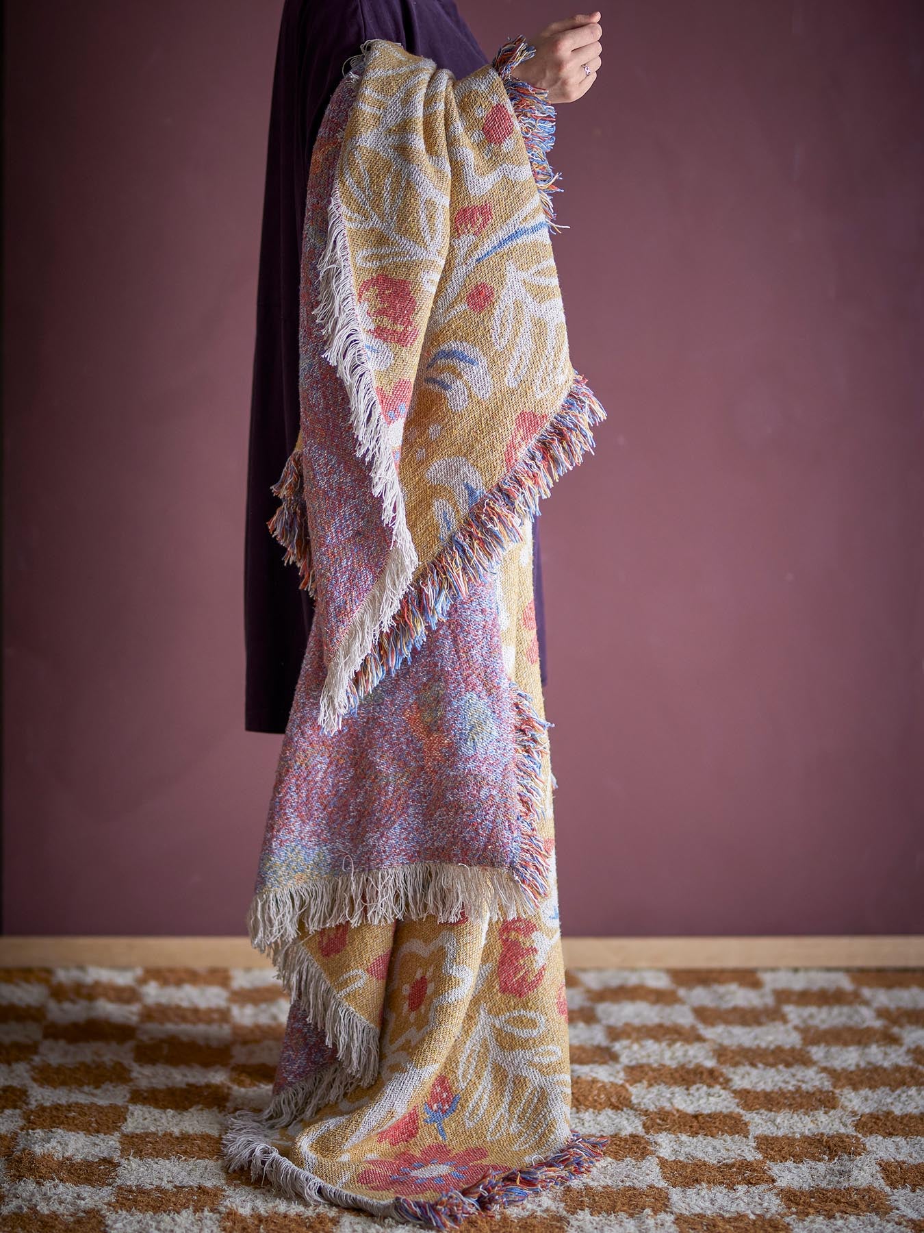 Verleihen Sie Ihrem Wohnraum mit der Reims Decke von Bloomingville in strahlendem Gelb und buntem Blumenmuster einen fröhlichen Akzent. Aus recycelter Baumwolle, perfekt für jede Jahreszeit.