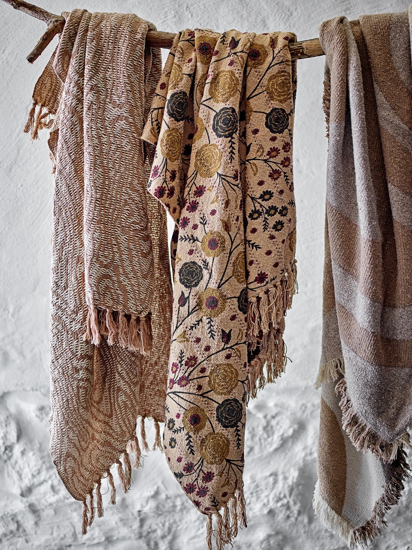 Entdecken Sie die stilvolle Salobre Decke von Bloomingville aus recycelter Baumwolle. Ideal für ein gemütliches Zuhause mit zeitlosem Design.