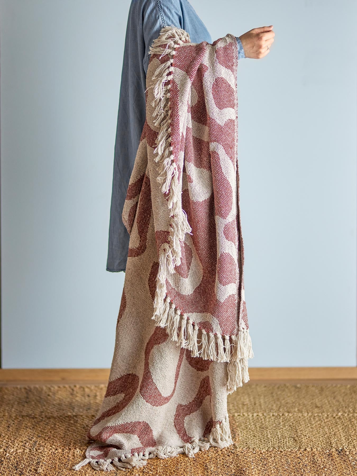 Verleihen Sie Ihrem Zuhause mit der Salobre Decke von Bloomingville aus recycelter Baumwolle einen Hauch von Eleganz und Nachhaltigkeit.