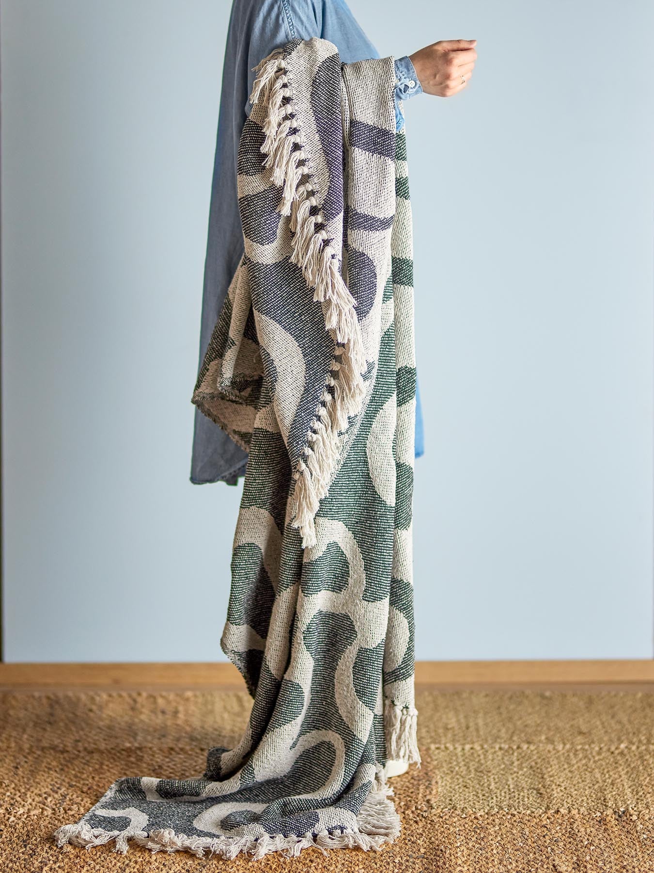 Entdecken Sie die stilvolle Salobre Decke aus recycelter Baumwolle in elegantem Schwarz und Beige. Perfekt für jeden Raum!