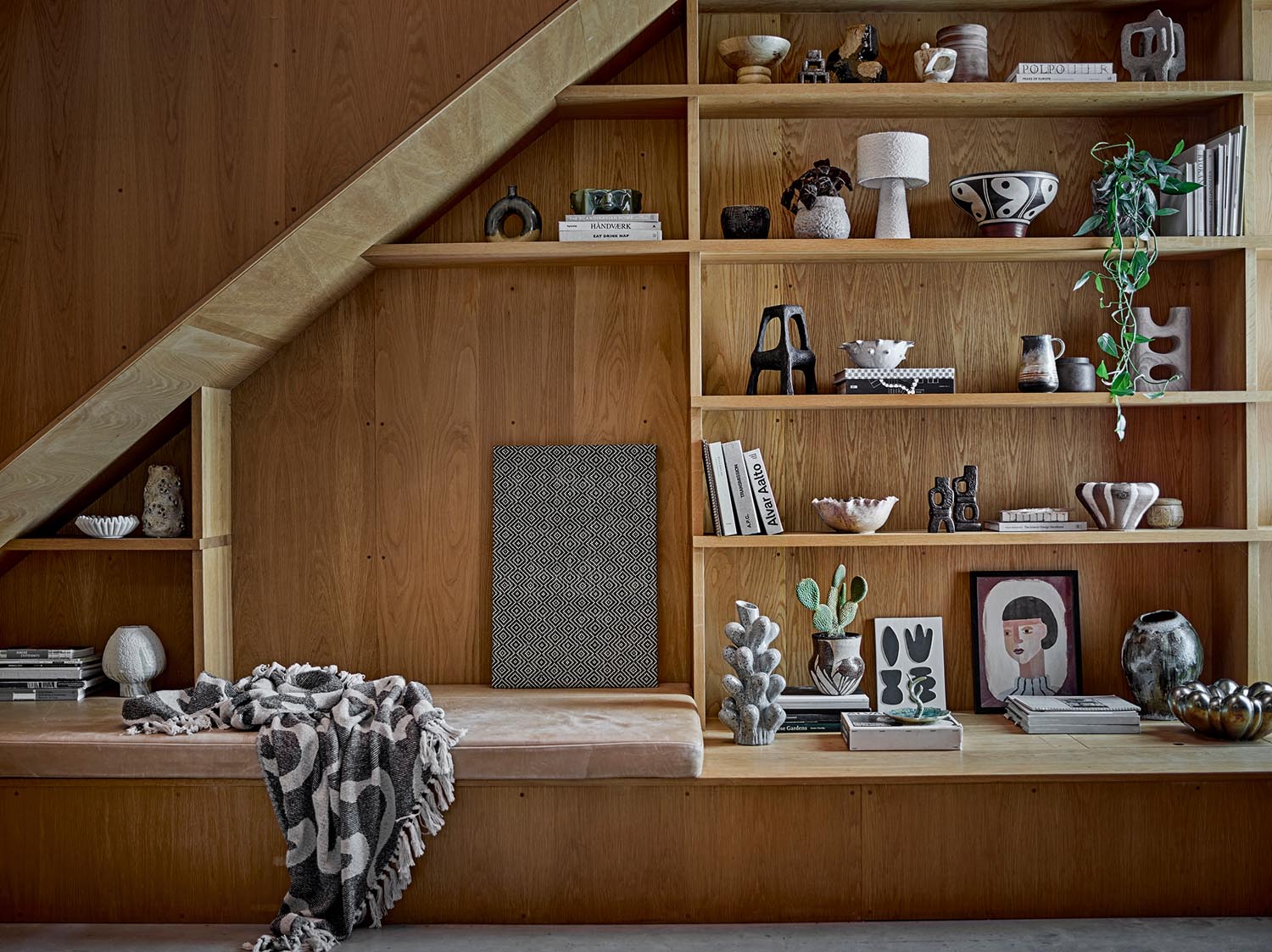 Verleihen Sie Ihrem Zuhause mit der Salobre Decke aus recycelter Baumwolle in Schwarz und Beige einen Hauch von Eleganz und Komfort.