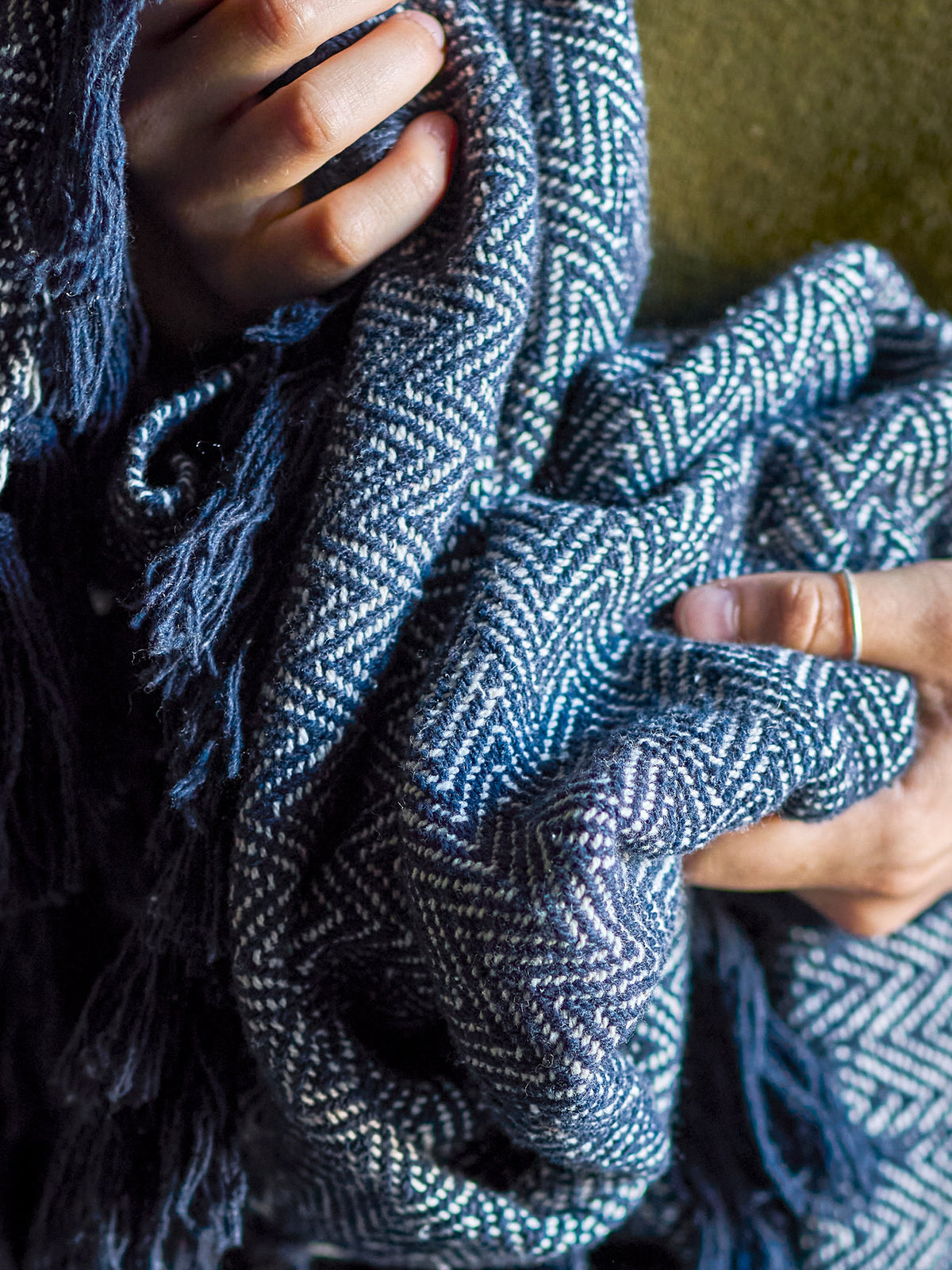 Wolldecke Herringbone in Blau mit Fischgrätmuster in Beige, geflochtene Oberfläche und Fransen an den Rändern, Mischfasern