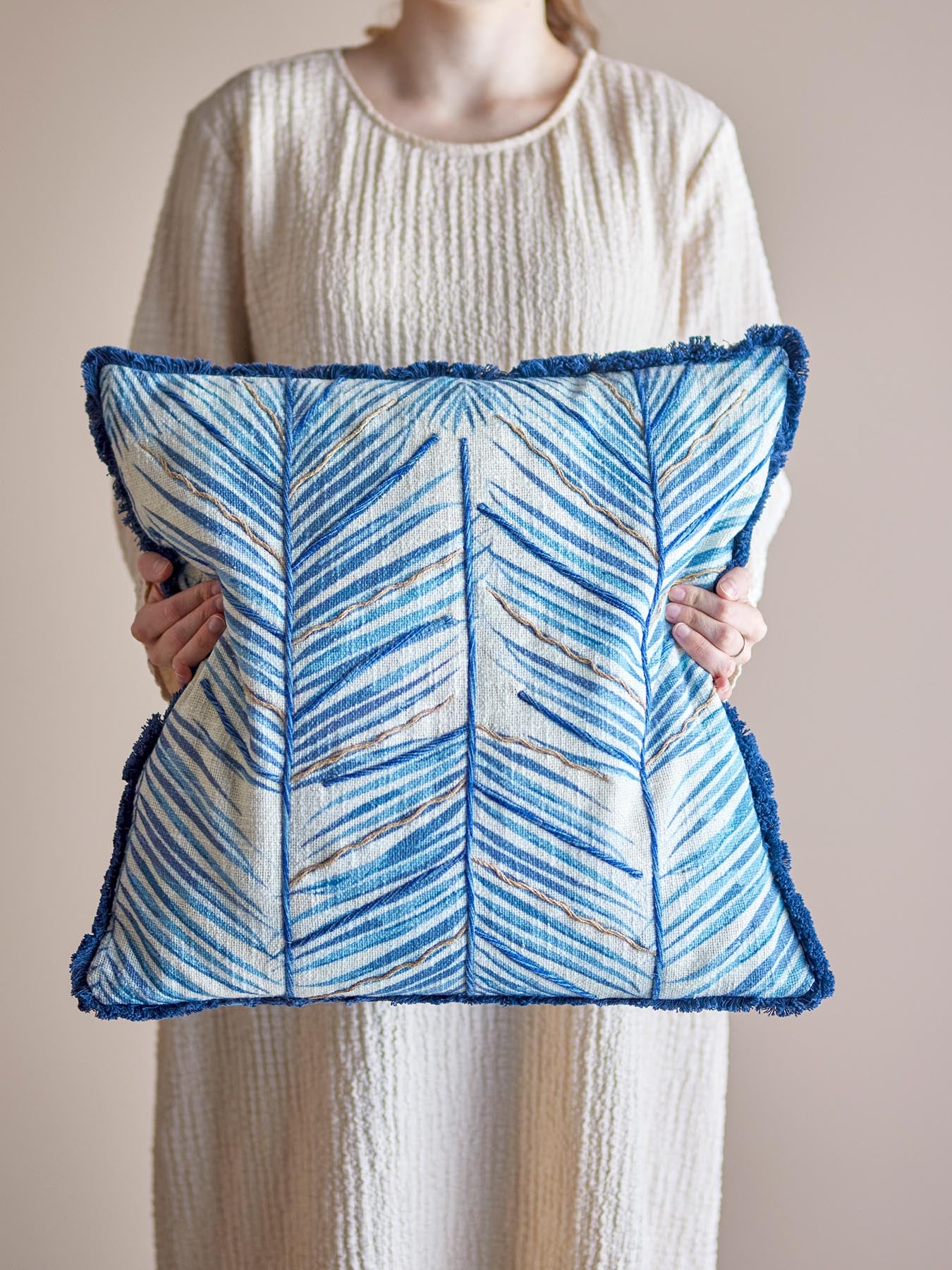 Das Laval Kissen in Blau von Creative Collection vereint modernes Design und hochwertigen Komfort. Ideal für jedes Zuhause!