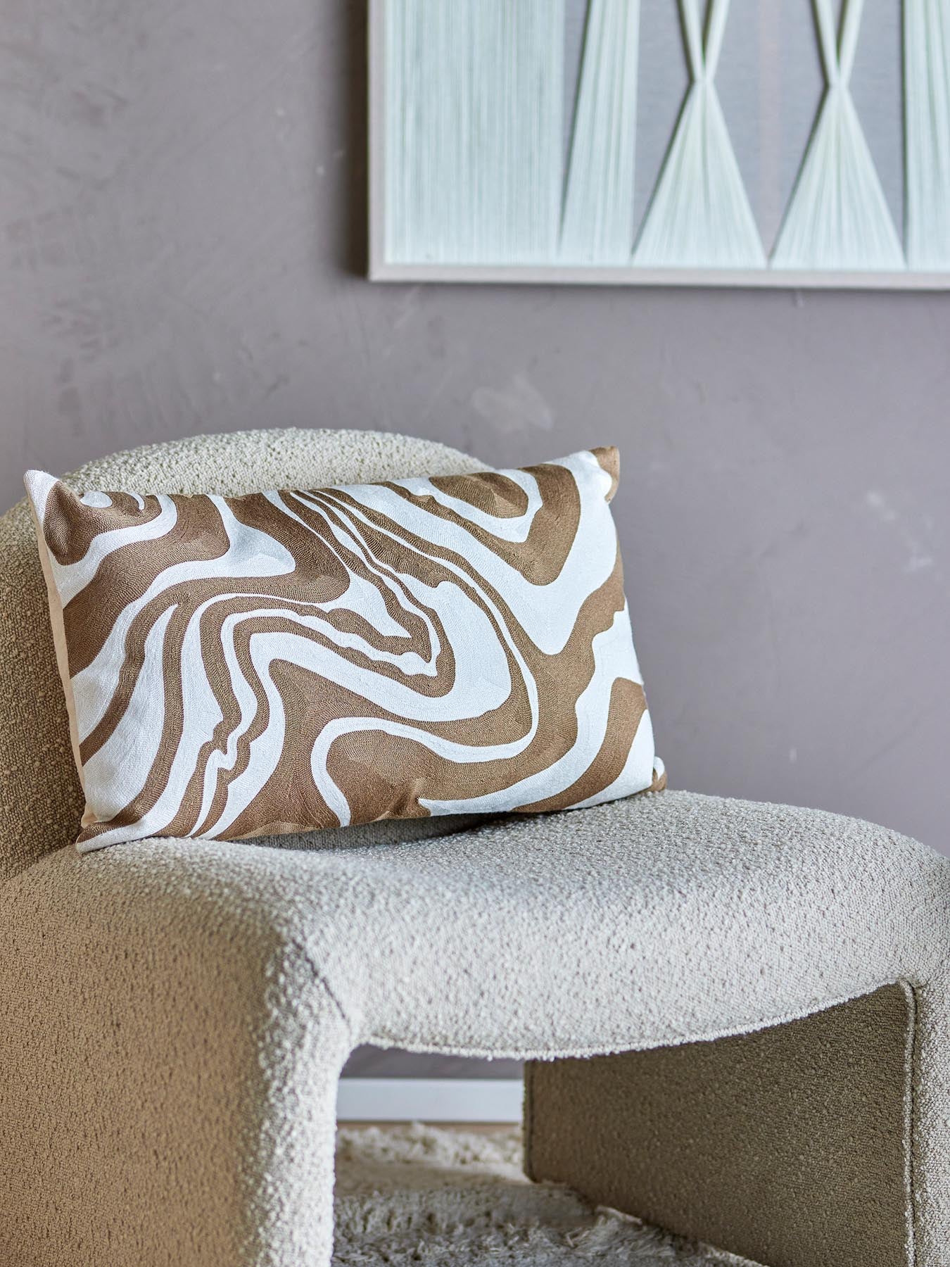 Entdecken Sie das Aba Kissen von Bloomingville – ein stilvolles Accessoire aus 100% Baumwolle, das Wärme und Charakter in Ihr Zuhause bringt.