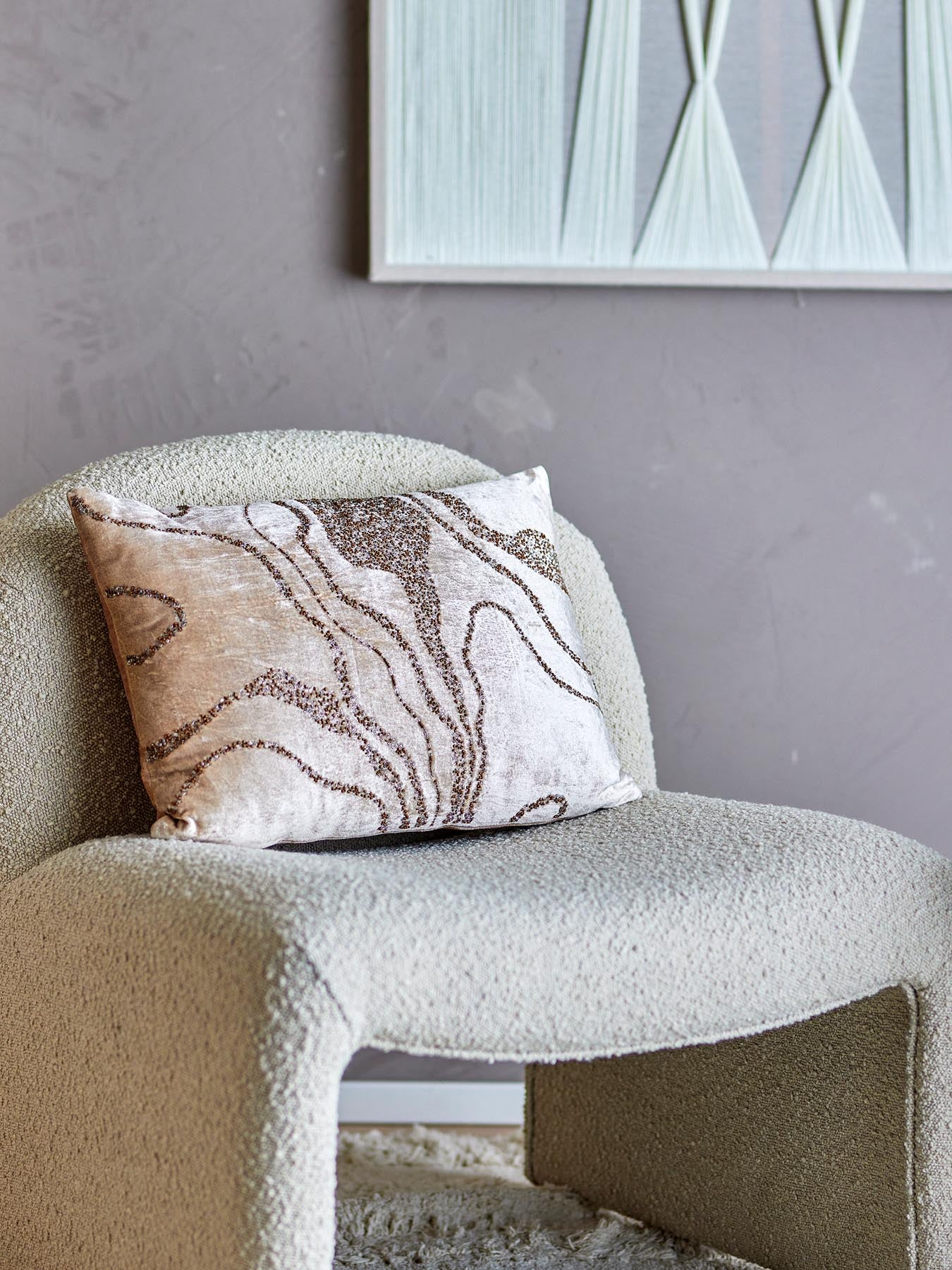 Entdecken Sie das Adelona Kissen von Bloomingville in warmem Braun. Aus feinstem Viskose-Velours gefertigt, vereint es Stil und Komfort für Ihr Zuhause.