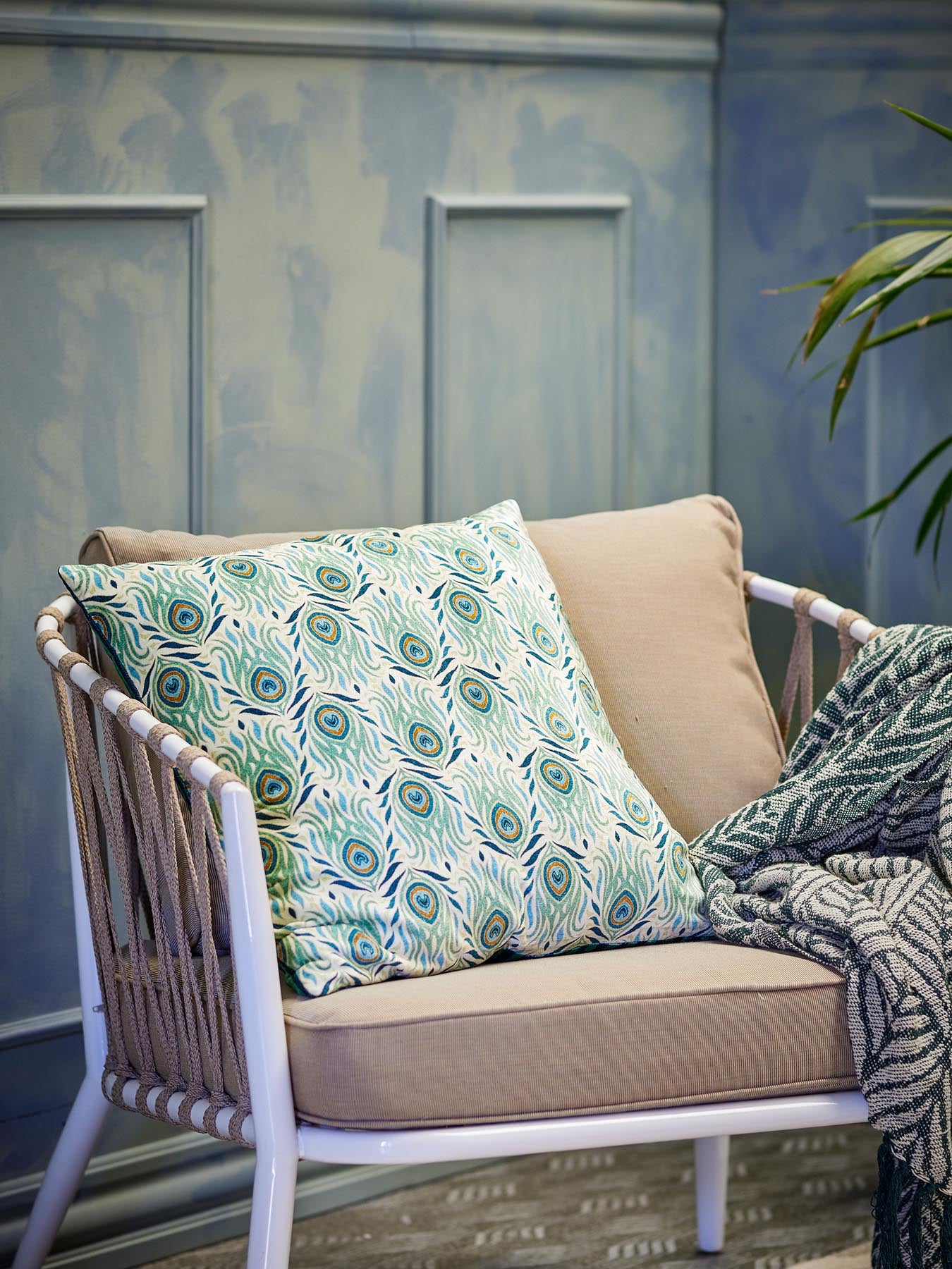 Verleihen Sie Ihrem Raum mit dem eleganten Adia Kissen in Grün von Creative Collection einen Hauch von Luxus. Hochwertige Materialien und modernes Design.