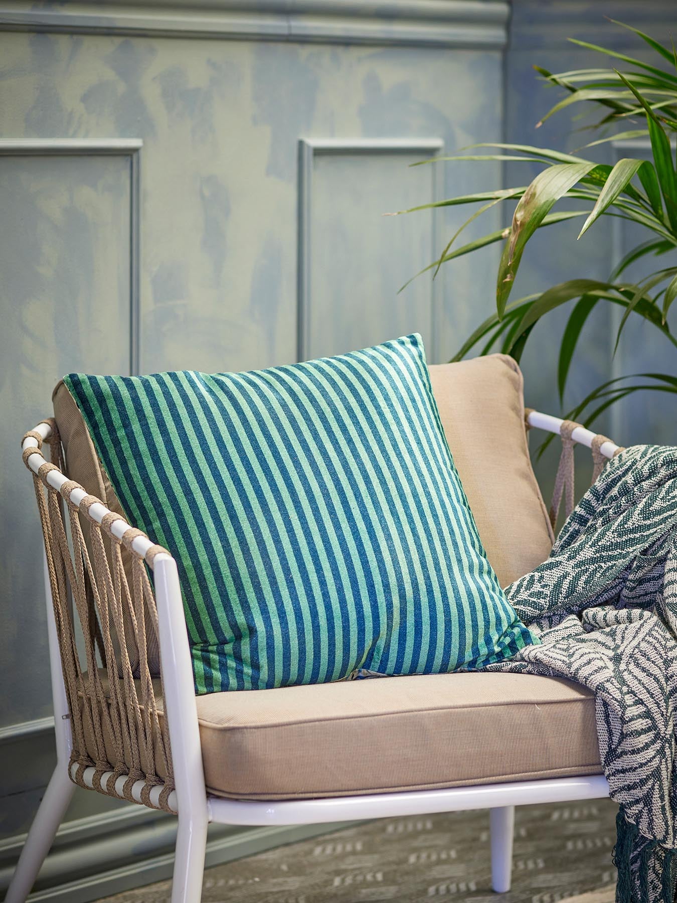 Verleihen Sie Ihrem Wohnraum mit dem Adia Kissen in elegantem Grün von Creative Collection einen Hauch von Luxus. Hochwertige Materialien und stilvolles Design.