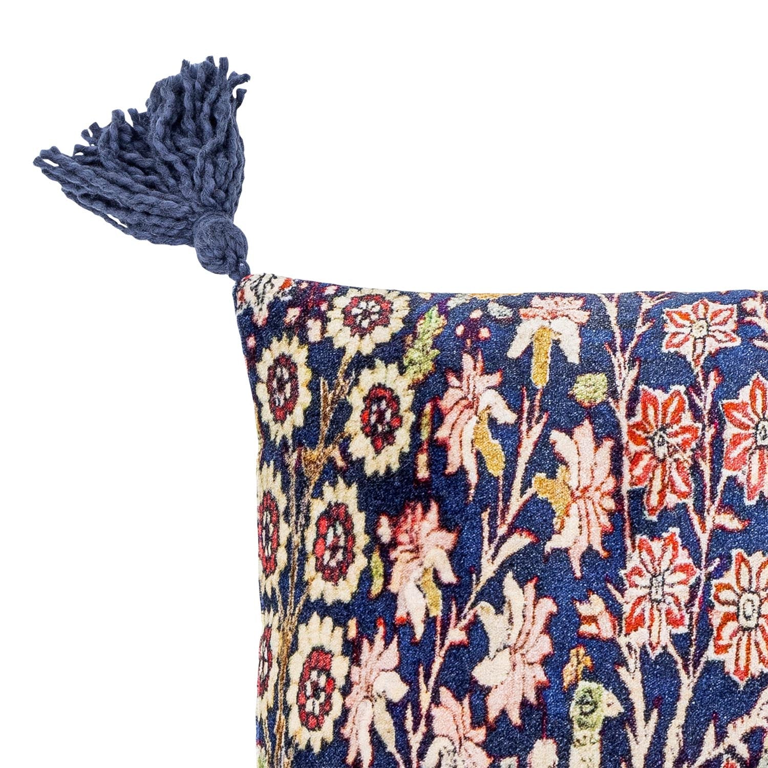 Entdecken Sie das Adya Kissen in Blau von Creative Collection – ein elegantes Deko-Highlight mit kunstvollem Pfauen- und Blumenmuster aus feiner Viskose.