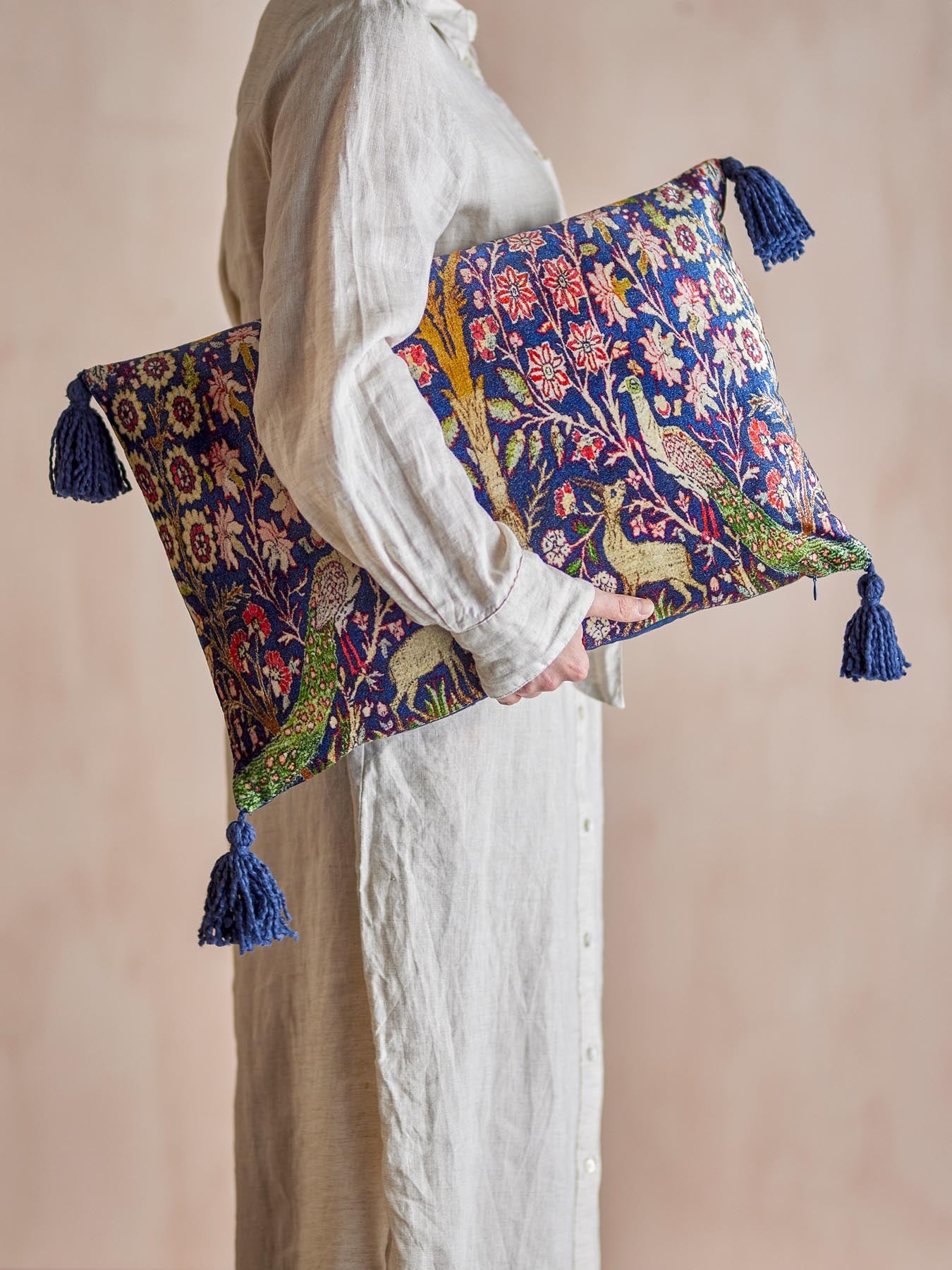 Verleihen Sie Ihrem Zuhause mit dem Adya Kissen in Blau von Creative Collection einen Hauch von Luxus. Kunstvolles Design und hochwertige Viskose vereinen sich für stilvolle Akzente.