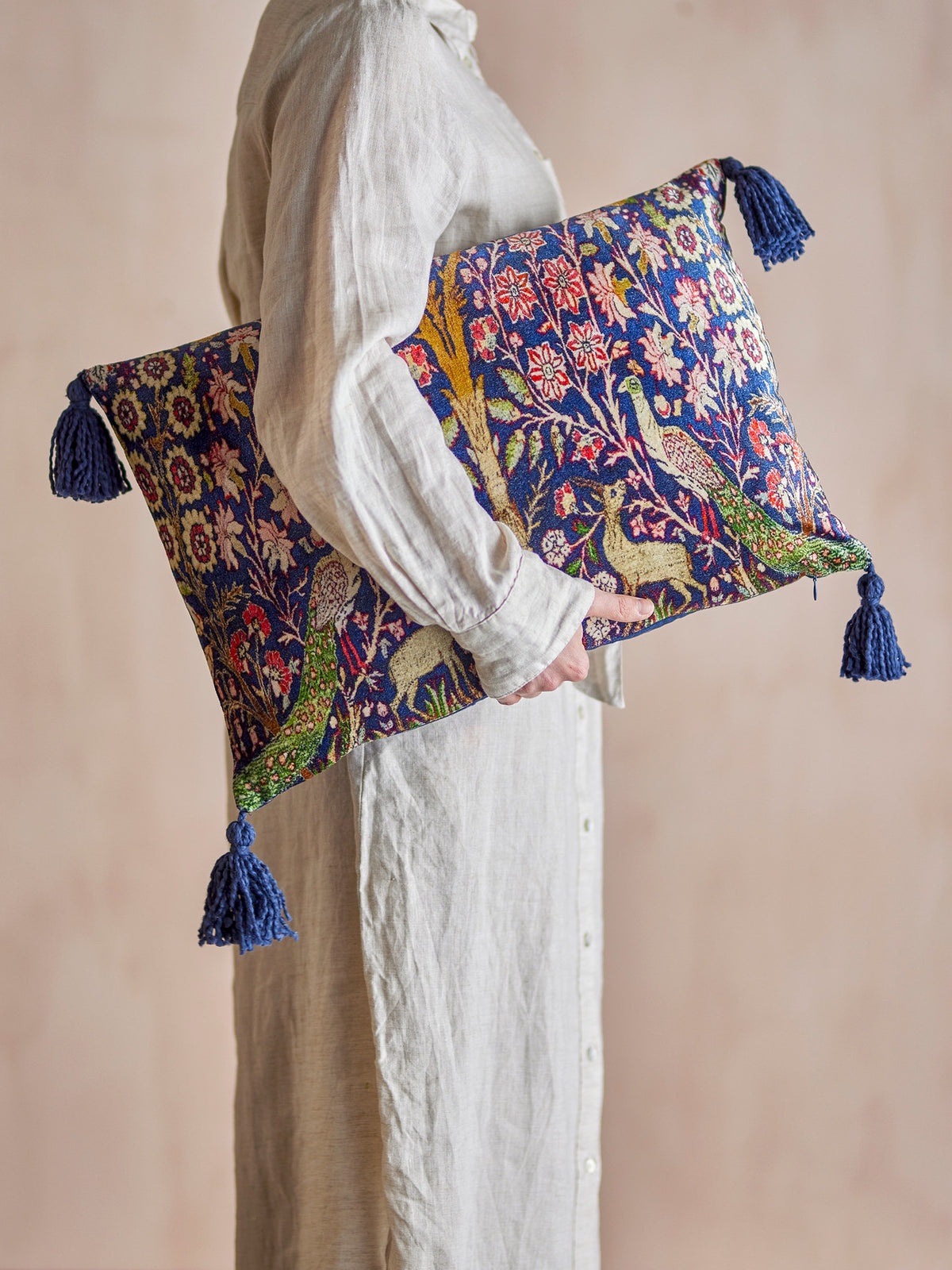 Adya Kissen, Blau, Viskose in Blau präsentiert im Onlineshop von KAQTU Design AG. Deko Kissen ist von Creative Collection
