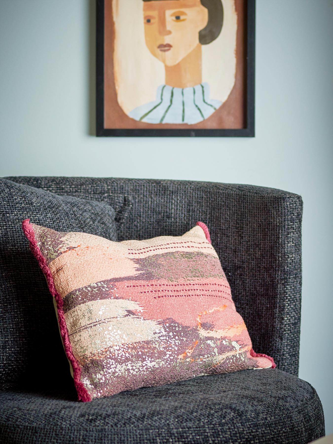 Entdecken Sie das stilvolle Bri Kissen von Bloomingville in Braun. Aus hochwertiger Baumwolle gefertigt, bringt es Gemütlichkeit und Eleganz in Ihr Zuhause.