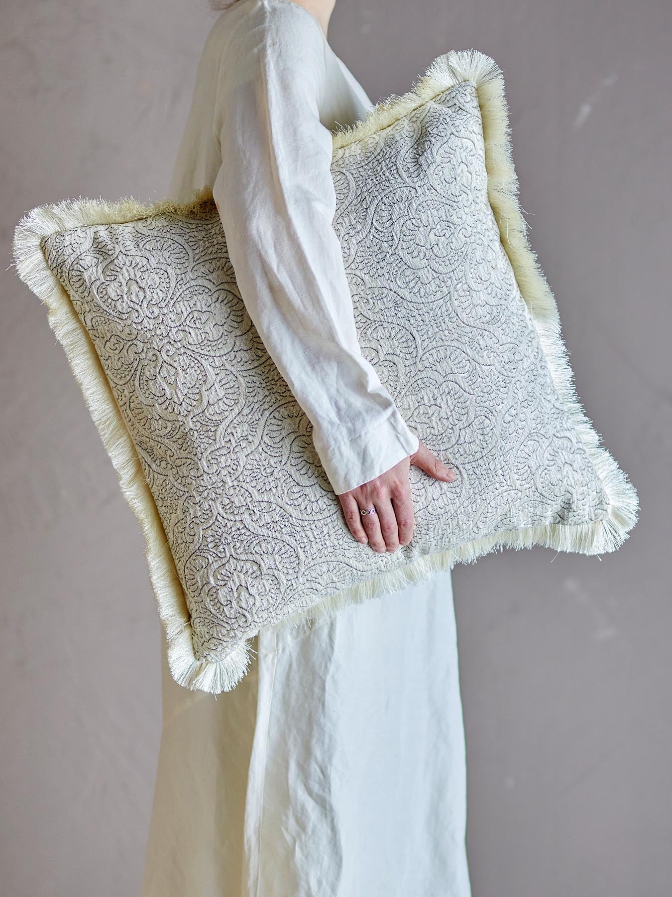 Verleihen Sie Ihrem Zuhause mit dem Cabrie Kissen von Bloomingville einen Hauch von Eleganz. Dieses stilvolle Kissen aus natürlichem Polyester bietet Komfort und zeitloses Design.