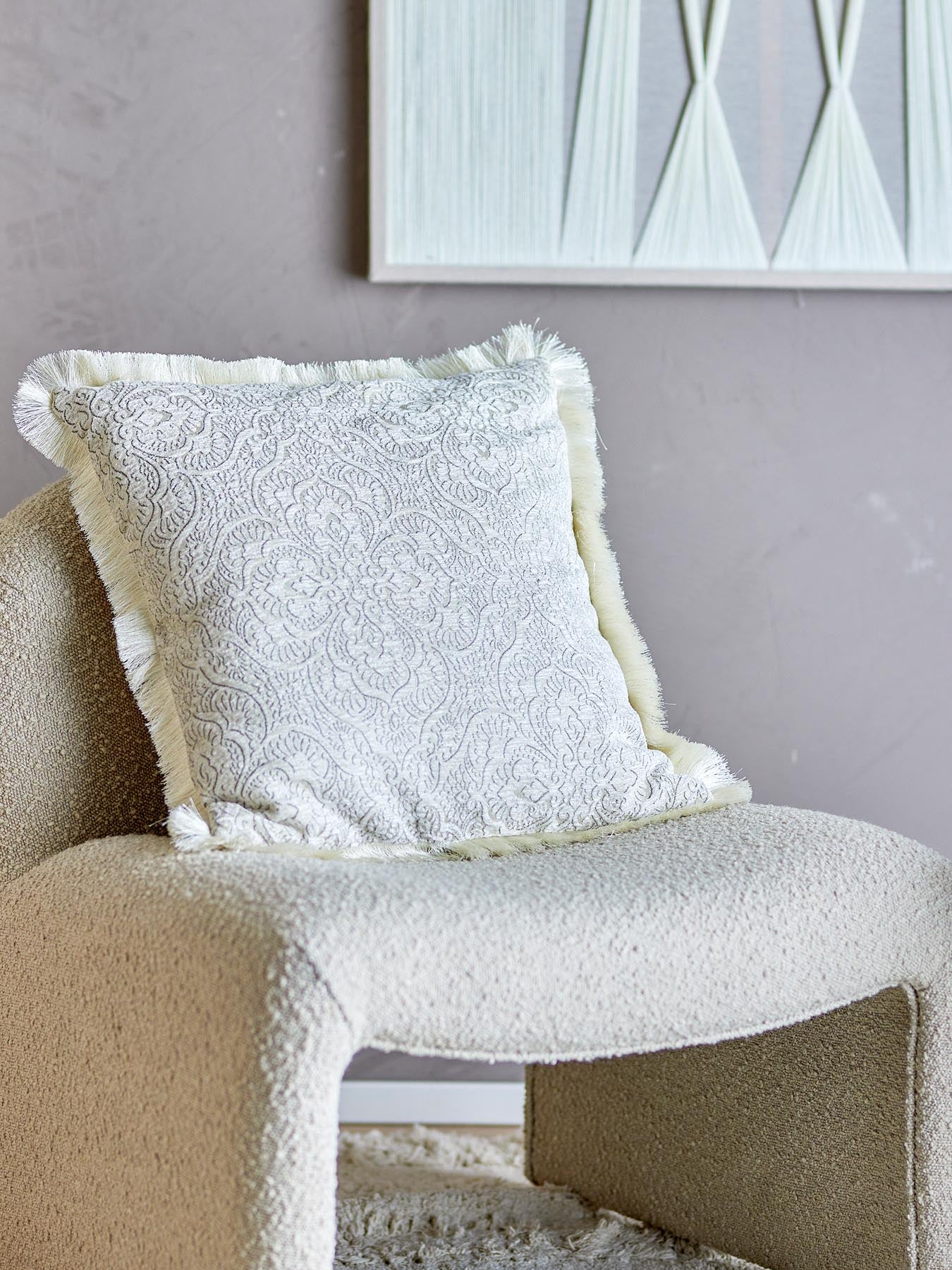 Entdecken Sie das Cabrie Kissen von Bloomingville – ein elegantes Wohnaccessoire aus hochwertigem Polyester, das Stil und Gemütlichkeit in Ihr Zuhause bringt.