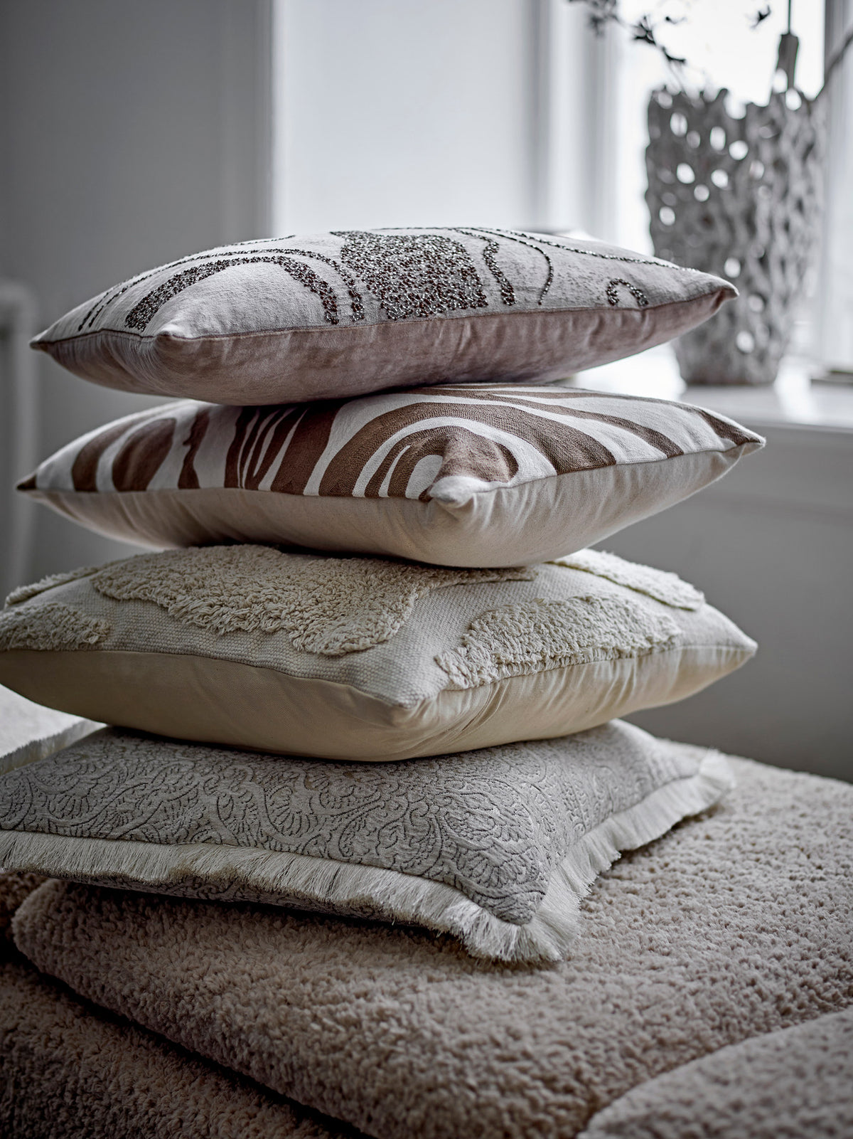 Cabrie Kissen, Natur, Polyester in Natur präsentiert im Onlineshop von KAQTU Design AG. Deko Kissen ist von Bloomingville