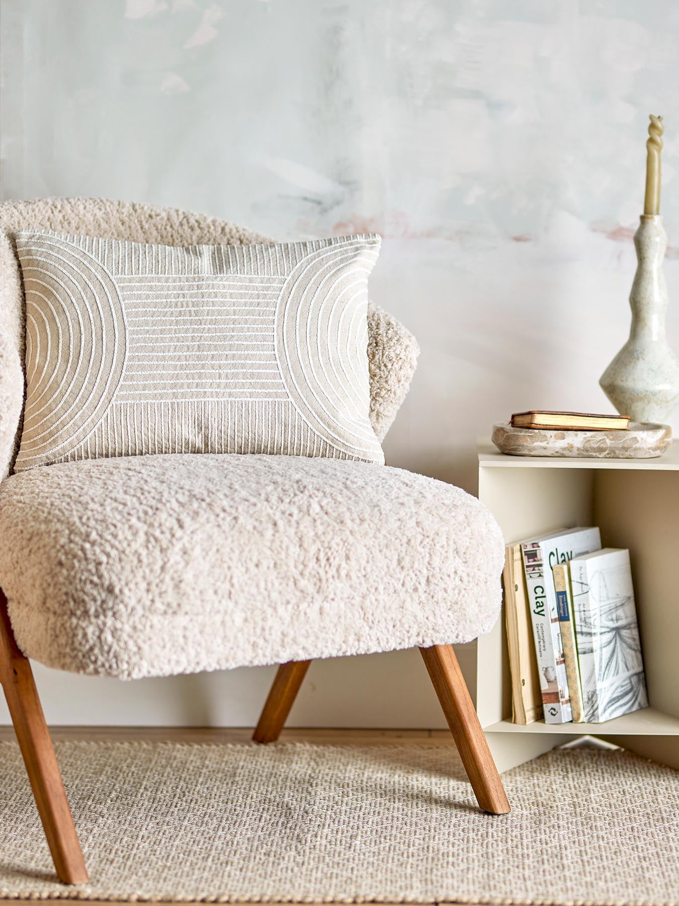 Das Chun Kissen von Bloomingville vereint Komfort und Stil. Aus 100% Baumwolle gefertigt, sorgt es für eine entspannte Atmosphäre in jedem Raum.