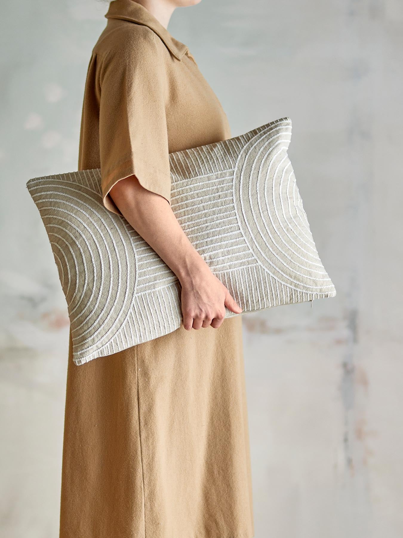 Das Chun Kissen von Bloomingville bringt mit seinem natürlichen Baumwollmaterial und stilvollem Design Gemütlichkeit in Ihr Zuhause.