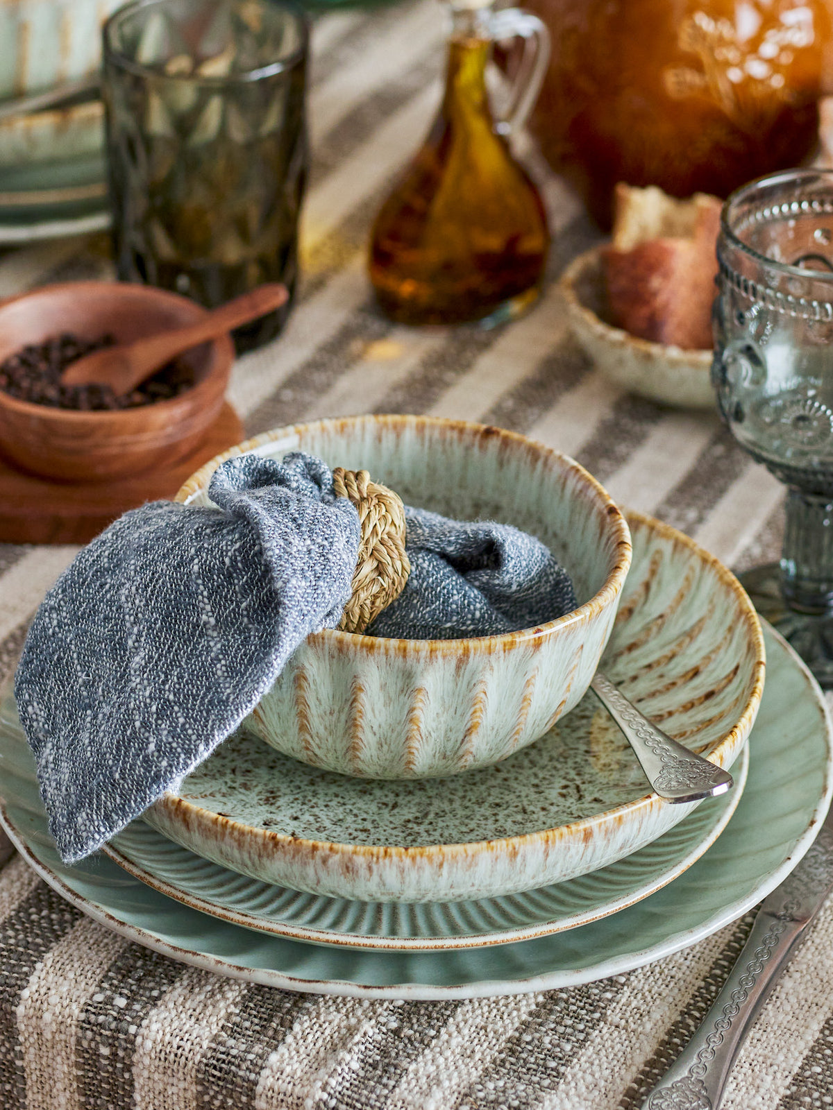 Tiefer Teller in Beige aus Steingut mit reaktiver Glasur, runde Form, Serie Fleur von Creative Collection, auf hellem Hintergrund fotografiert.