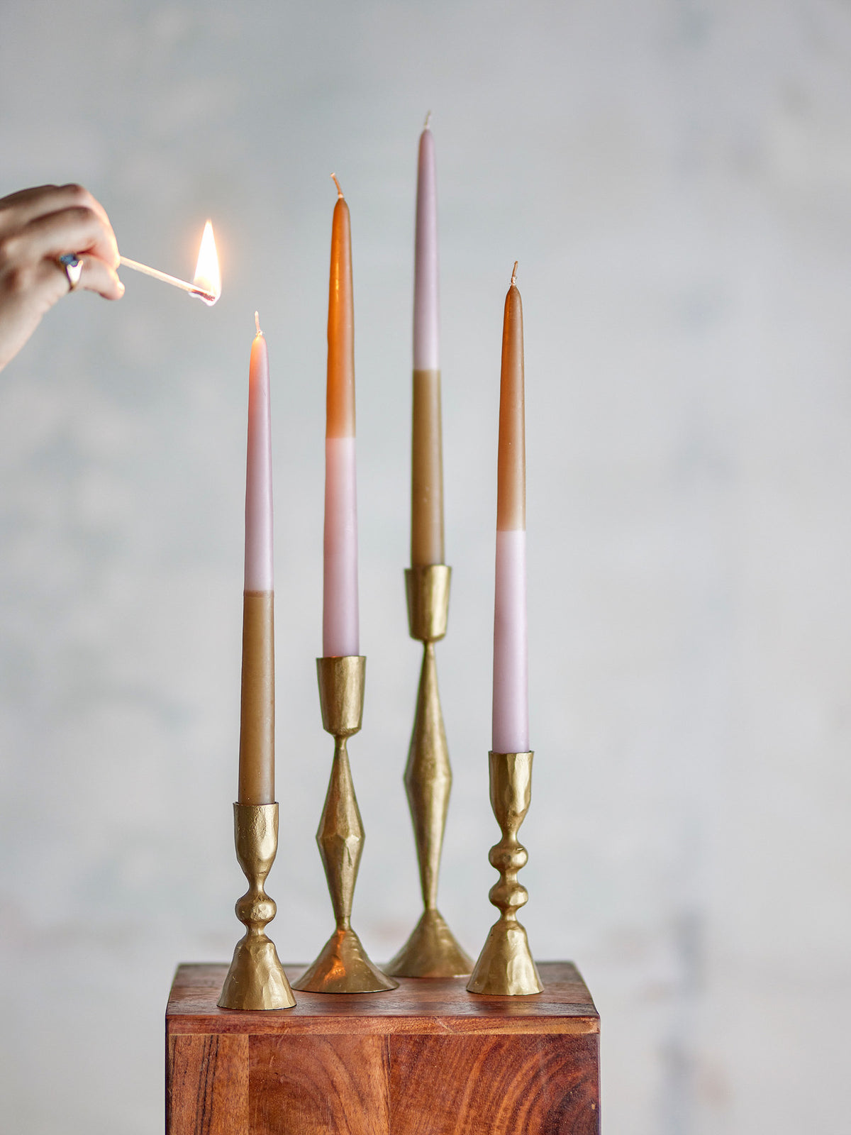 Burma Kerzen aus Paraffin mit abwechselnd rosa und braunen Abschnitten, lange schlanke Form