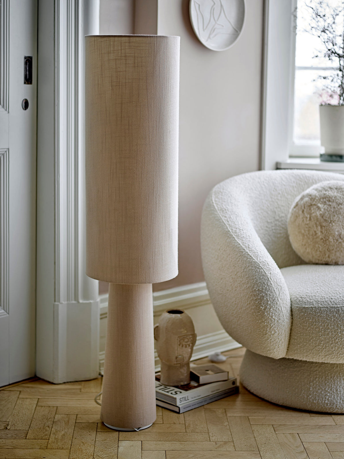 Stehleuchte Emmie von Bloomingville in Beige mit Lampenschirm aus Leinen und schlankem Gestell aus Eisen, Höhe 120 cm, Durchmesser 28 cm.