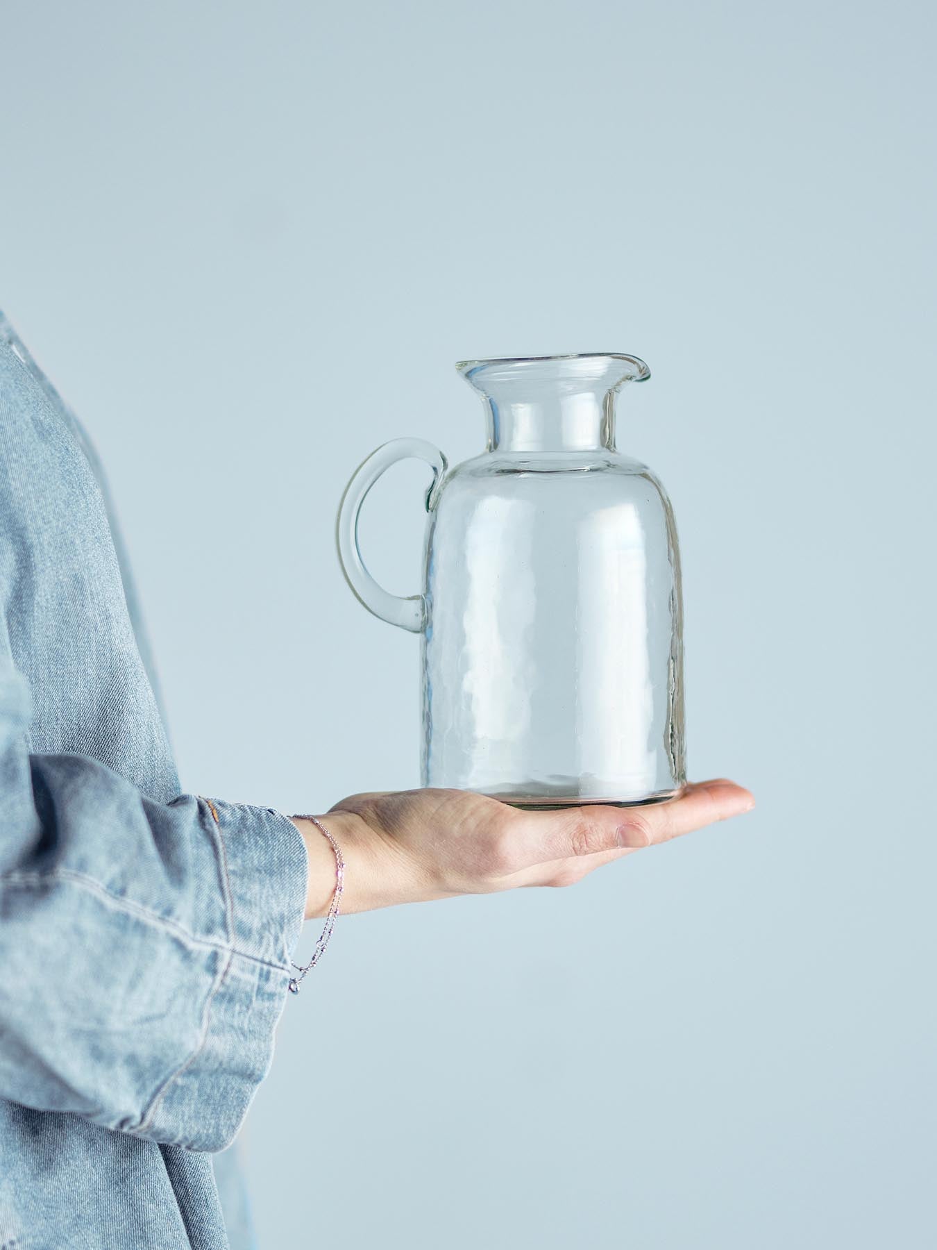Erleben Sie den Asha Dekanter von Bloomingville: Ein eleganter, handgefertigter Krug aus recyceltem Glas, ideal für stilvolle Getränkepräsentation.