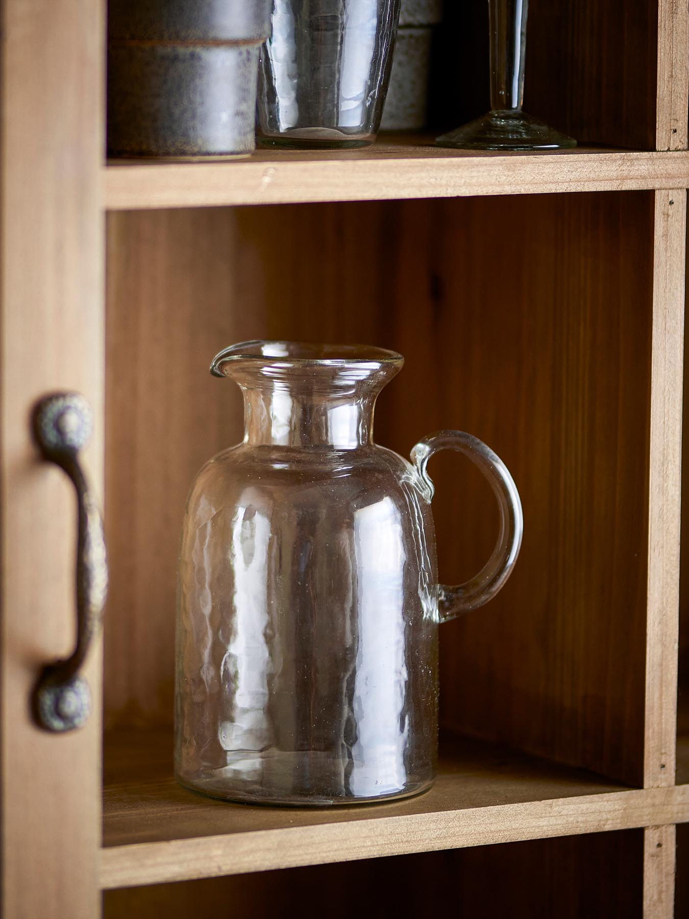 Entdecken Sie den Asha Dekanter von Bloomingville: Ein einzigartiger, mundgeblasener Krug aus klarem, recyceltem Glas für stilvolle Anlässe.