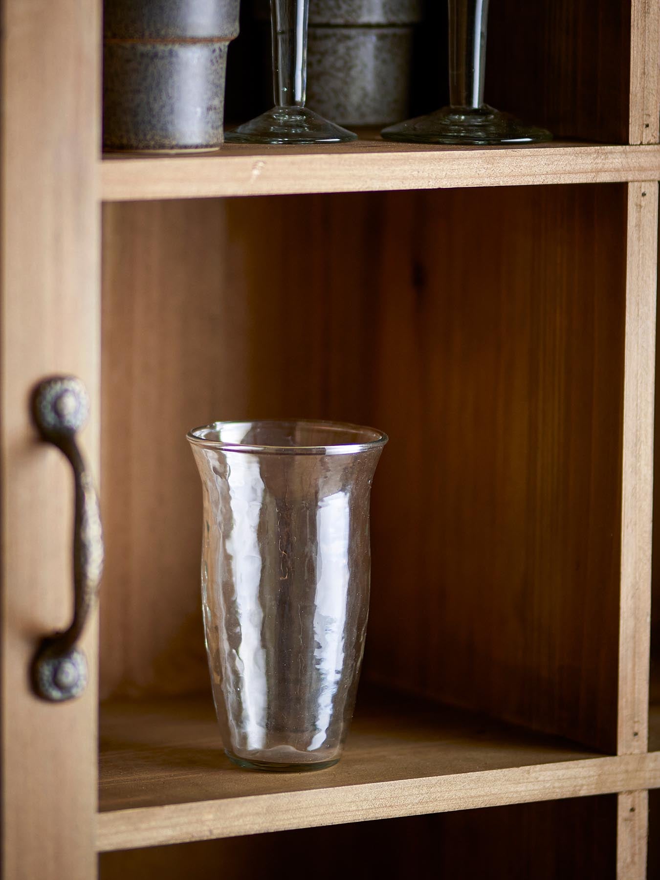 Entdecken Sie das Asha Trinkglas von Bloomingville: Elegantes, recyceltes Glas mit gehämmerter Struktur – ideal für stilvolle Anlässe!