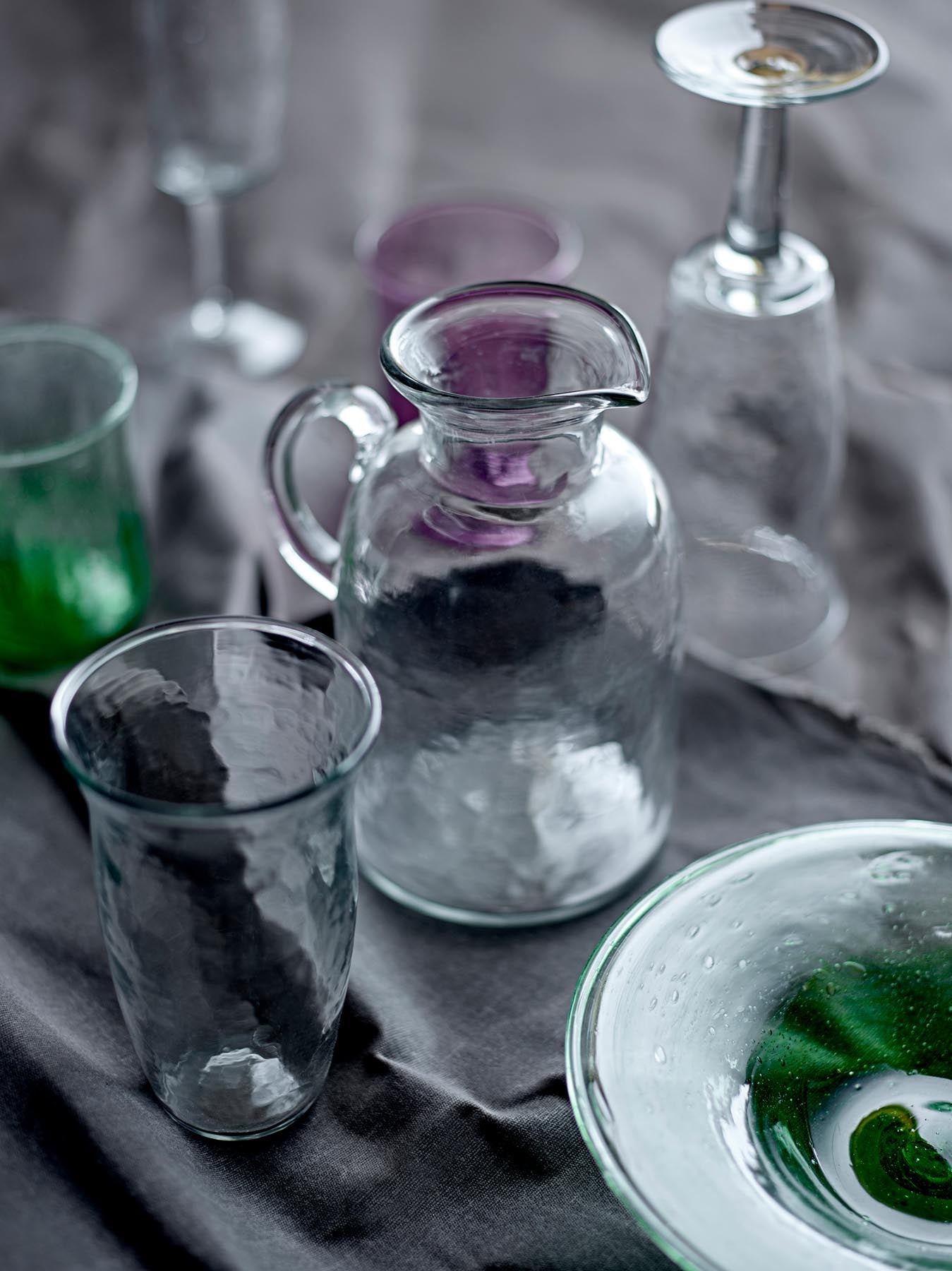 Entdecken Sie das Asha Trinkglas von Bloomingville: Recyceltes Glas mit gehämmerter Struktur, ideal für stilvolle und nachhaltige Tischgestaltung.