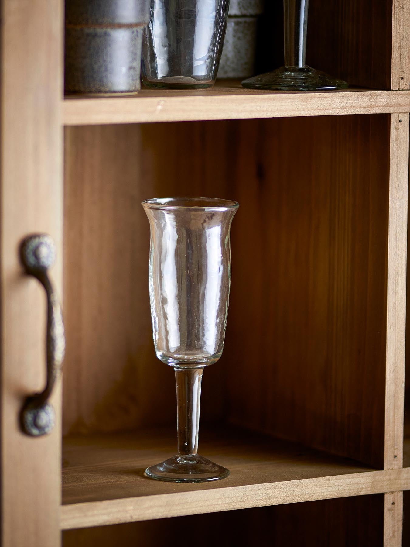 Genießen Sie Wein stilvoll mit dem Asha Weinglas von Bloomingville – aus klarem, recyceltem Glas, elegant und umweltfreundlich.