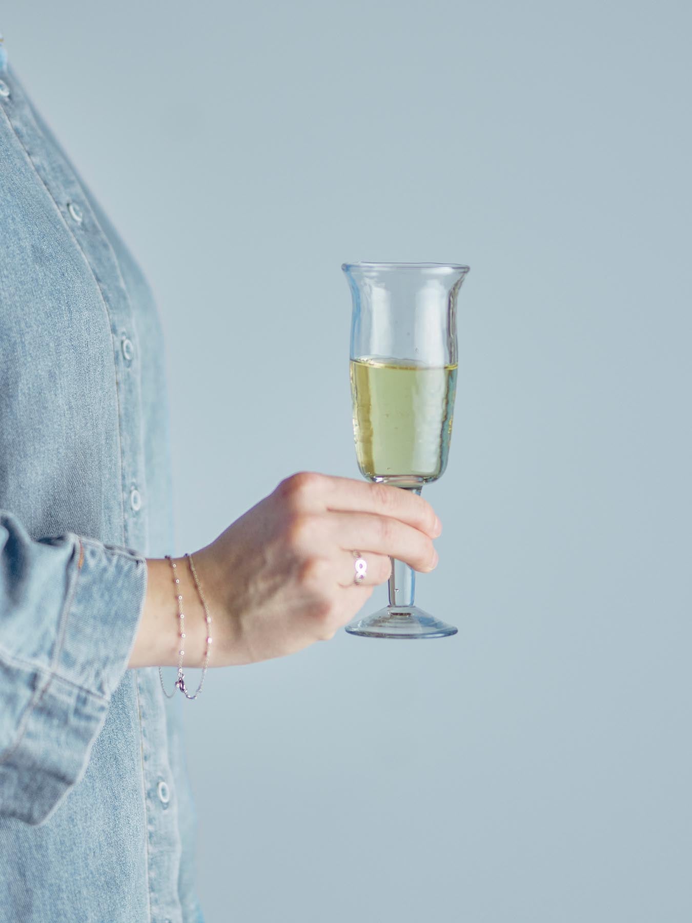 Erleben Sie das Asha Weinglas von Bloomingville: Elegantes, gehämmertes Design aus recyceltem Glas für stilvollen Weingenuss und Nachhaltigkeit.