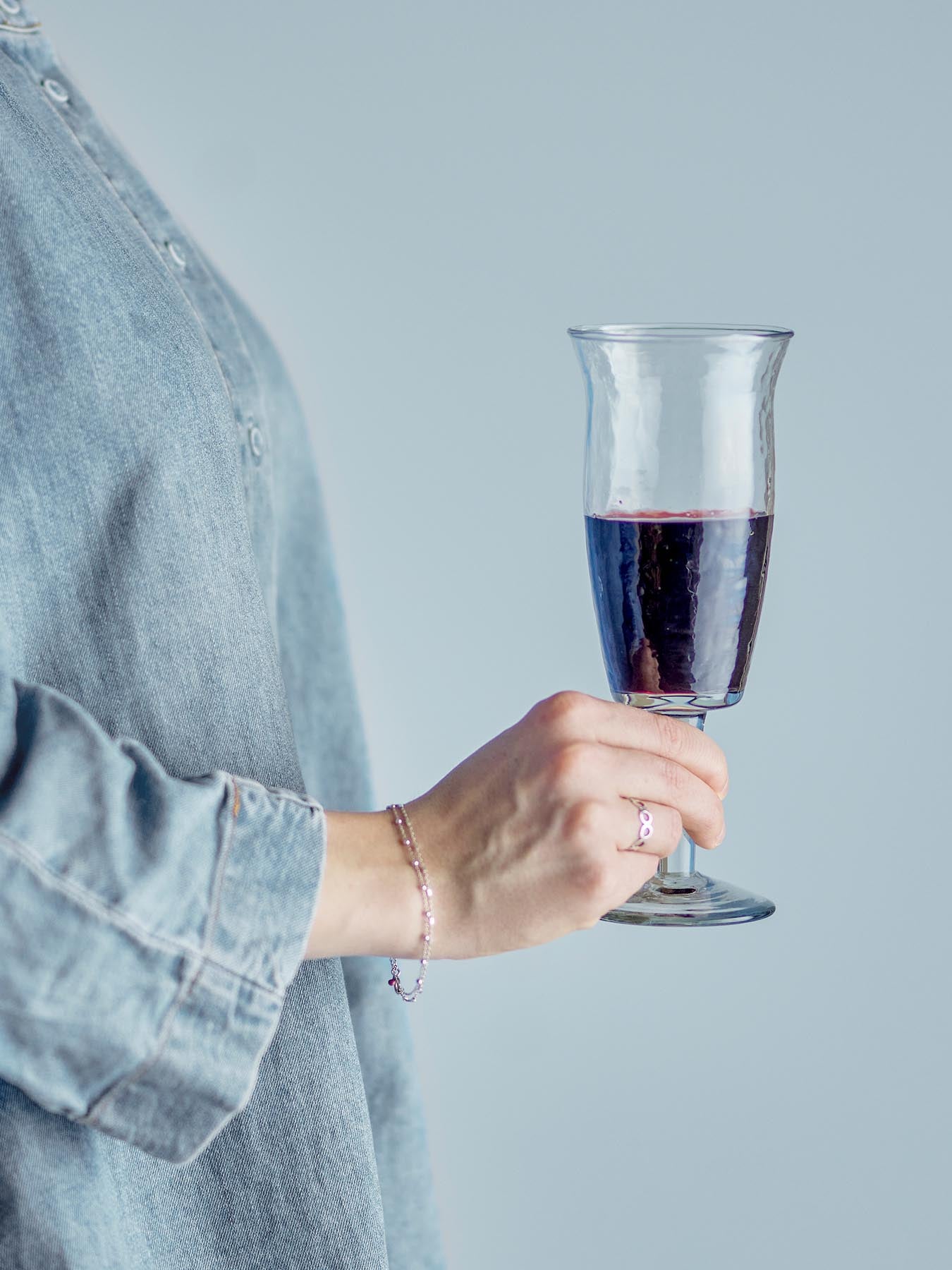 Genießen Sie Wein stilvoll mit dem Asha Weinglas von Bloomingville. Recyceltes Glas, gehämmerte Oberfläche – perfekt für jeden Anlass!