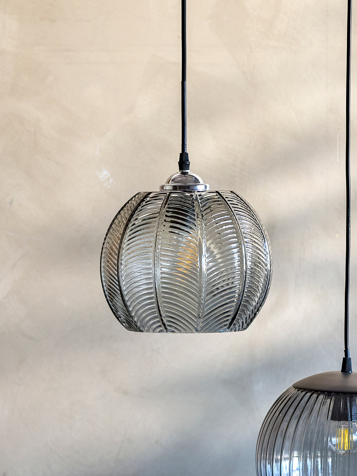 Adar Hängeleuchte, Grau, Glas in Grau präsentiert im Onlineshop von KAQTU Design AG. Pendelleuchte ist von Bloomingville