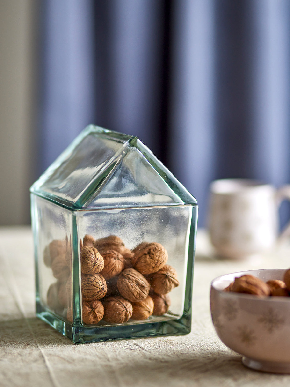 Bloomingville Elius Gefäss mit Deckel in Klar aus recyceltem Glas, Hausform mit dachförmigem Deckel, erhältlich in zwei Grössen als Krug.