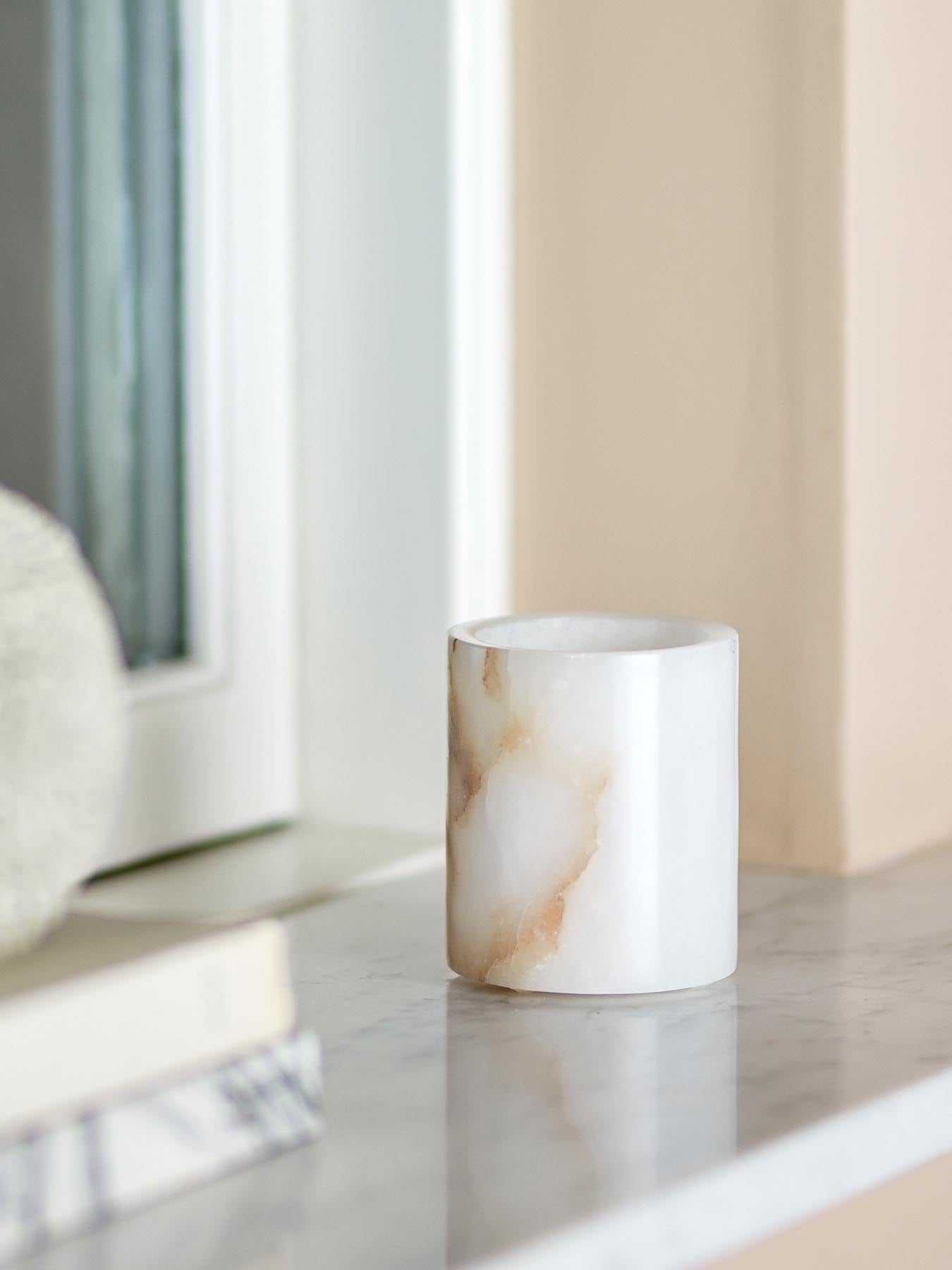 Entdecken Sie den eleganten Annebel Teelichthalter aus Alabaster von Bloomingville. Einzigartiges Design für stimmungsvolle Akzente in Ihrem Zuhause.