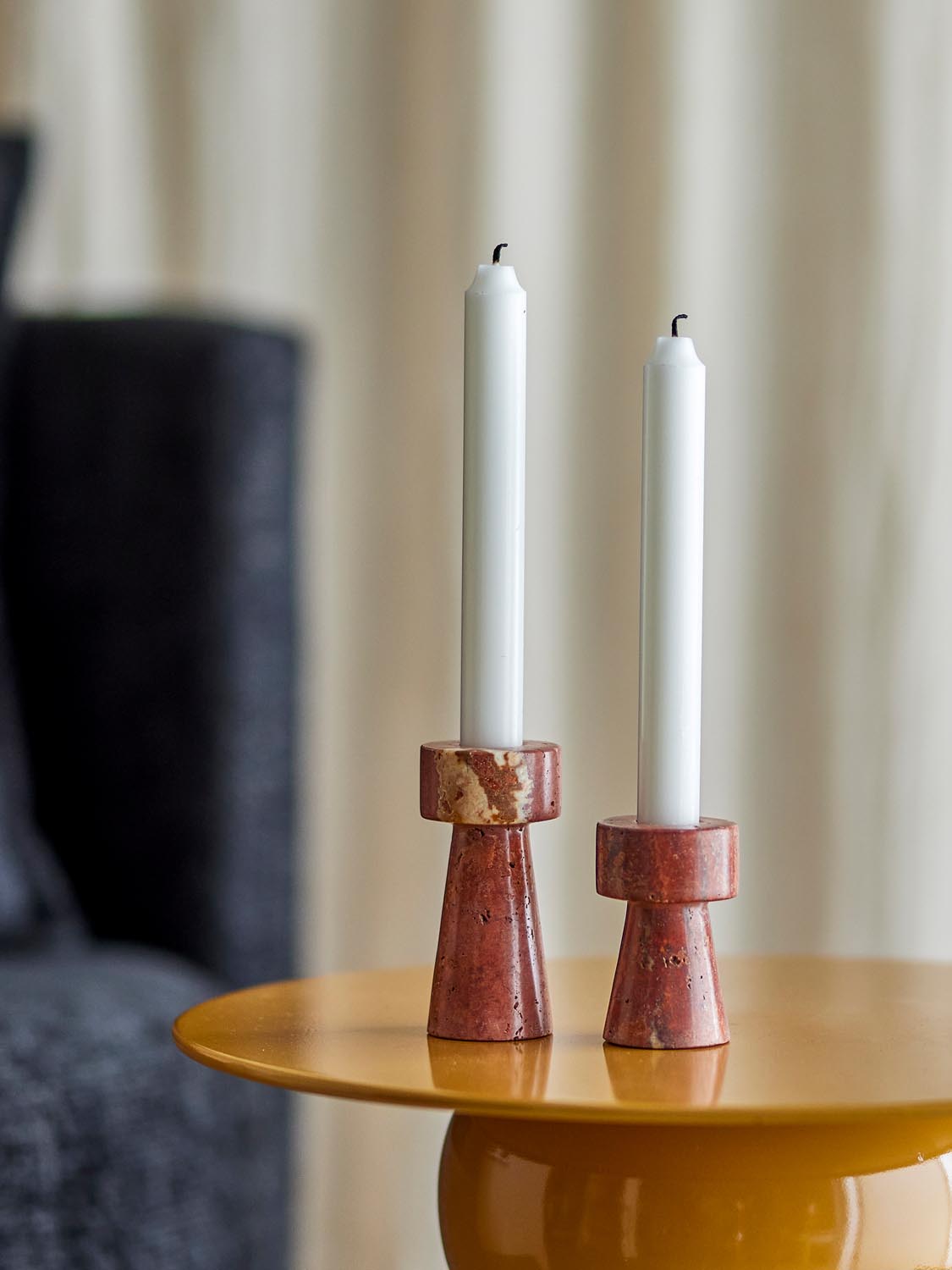 Anneli Kerzenhalter, Rose, Travertin in Rose präsentiert im Onlineshop von KAQTU Design AG. Kerzenständer ist von Bloomingville