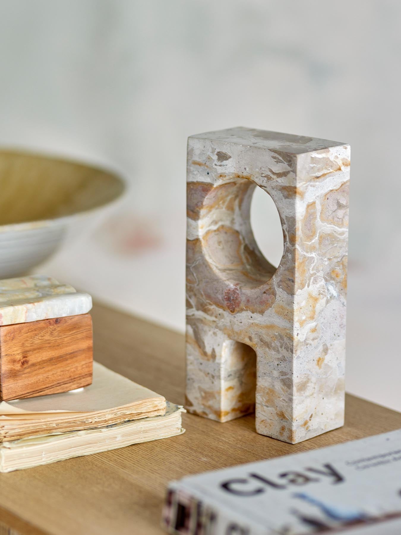 Verleihen Sie Ihrem Raum mit der Aoxi Deko von Bloomingville, einem einzigartigen Marmor-Kunstwerk, zeitlose Eleganz und skandinavischen Flair.