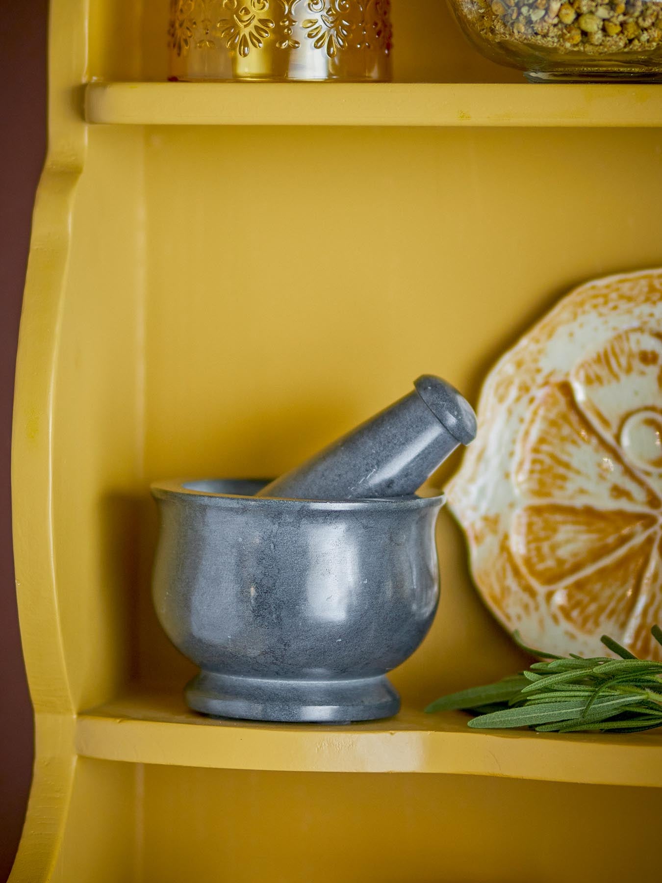 Entdecken Sie den eleganten Aprilla Mörser & Stößel aus hochwertigem Speckstein. Ideal zum Zerkleinern von Gewürzen und Kräutern.